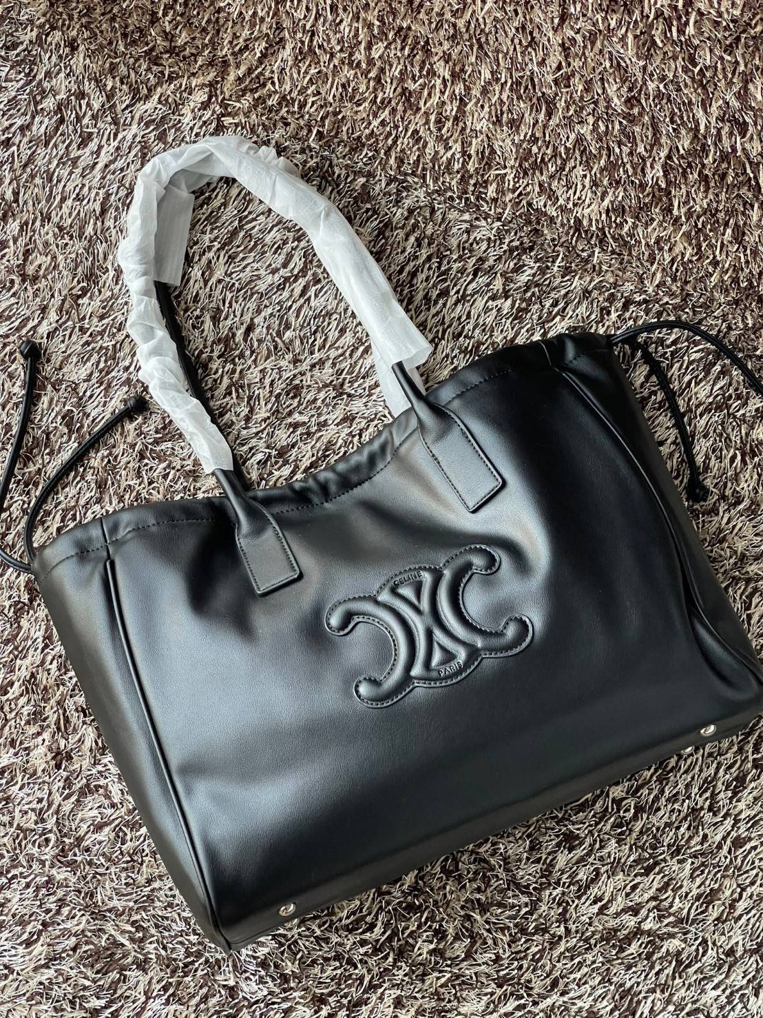 Celine cabas drawstring cuir triomphe in Smooth Calfskin / celine shopping bag เป็นกระเป๋าที่ดีไซน์คลาสสิก เรียบหรู ไม่ตกยุค โดดเด่นเพราะมีโลโก้อยู่ตรงกลาง ออกแบบมาให้ใส่ของใช้ในชีวิตประจำวัน ซึ่งคุณสามารถใช้เป็นกระเป๋าถือหรือสะพายไหล่ก็ล้วนเก๋และมีความคล