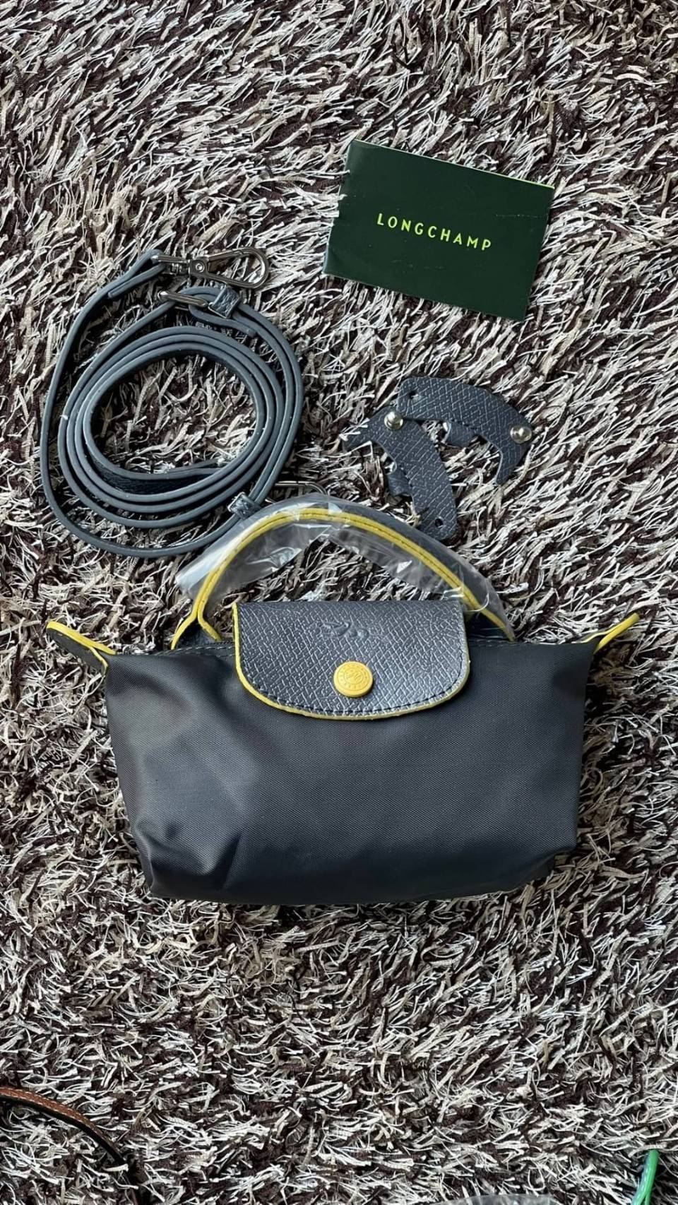 LONGCHAMP LE PLIAGE ORIGINAL Pouch with handle กระเป๋าถือขนาดมินิทรงpouch ให้ความหรูหราจาก Le Pliage (เลอ ปลิยาจ) ในขณะที่ที่ปิดแบบซิปช่วยให้คุณมั่นใจได้