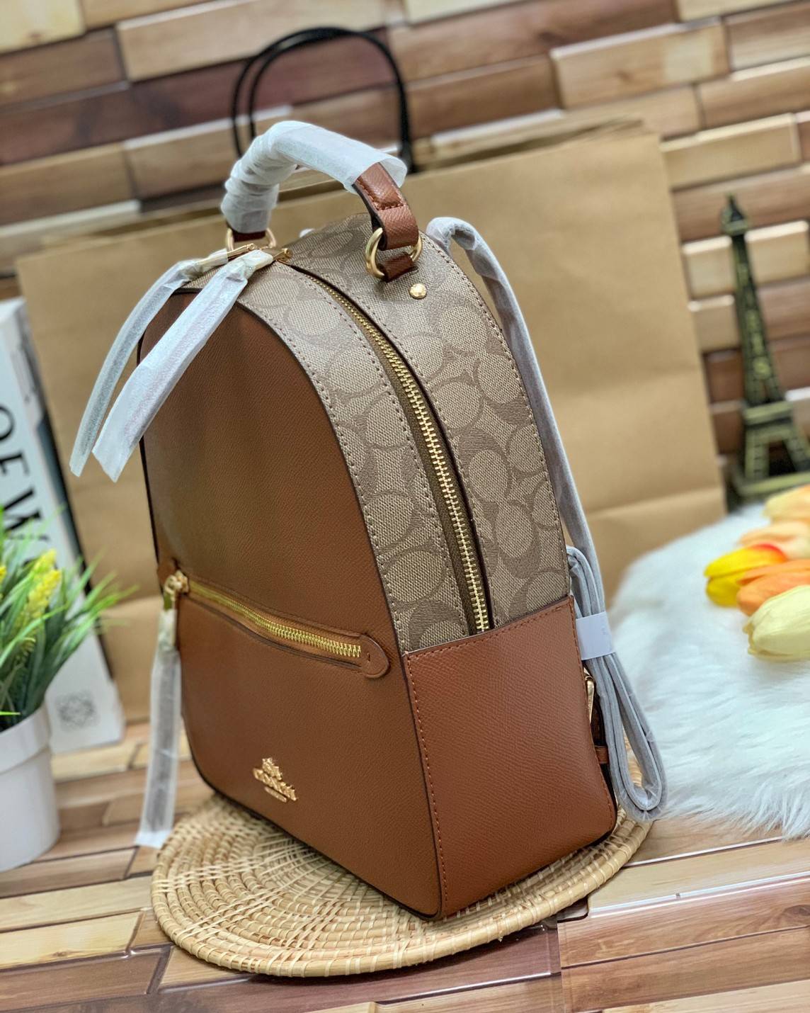 COACH JORDYN BACKPACK IN BLOCKED SIGNATURE ((76622//76624//76715)) พร้อมส่ง กระเป๋าสะพายหลังแบบมีหูหิ้ว หนังแท้ หนังนิ่มอย่างดีเลยค่า ด้านหน้ามีช่องซิปหนึ่งช่องสำหรับใส่ของจุกจิกนะคะ เปิดปิดช่องหลักแบบซิปคู่ หัวซิปมีหนังห้อยมาให้ ภายในกระเป๋าโล่งใส่สัมภาร
