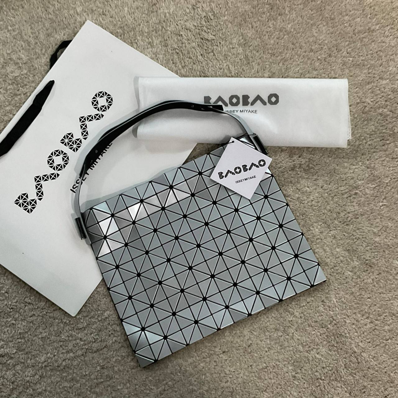 รุ่นใหม่ล่าสุด! พร้อมส่งที่ไทย! BAO BAO ISSEY MIYAKE BAGUETTE HANDBAG (LARGE) กระเป๋าสะพายไหล่จากทรงสวย วัสดุ 100% POLYVINYL CHLORIDE ด้านในใส่ของได้กำลังดีเลย ใส่ไอแพดมินิ กระเป๋าสตางค์ยาวได้ สมุดโน้ตได้สบายเลย วัยทำงานหรือวัยนักศึกษา อย่างน้อยต้องมีแบรน