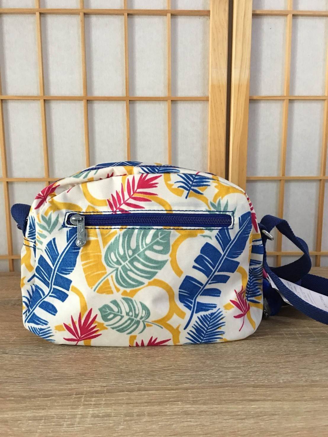 Kipling nylon shoulder bag K15313 กระเป๋าสะพายข้าง วัสดุ nylon บุด้วยนวมที่ฐานกระเป๋า เพิ่มความนุ่มค่ะ ขนาดกำลังน่ารักสะพายคล่องตัว ด้านหน้ามี ช่องใส่ของ 1 ช่อง ช่องหลักเปิดปิดด้วยซิป ภายในโล่งจุได้เยอะ ใส่กระเป๋าสตางค์ใบยาวได้ มีช่องซิปเล็กและสายห้อยกุญแ