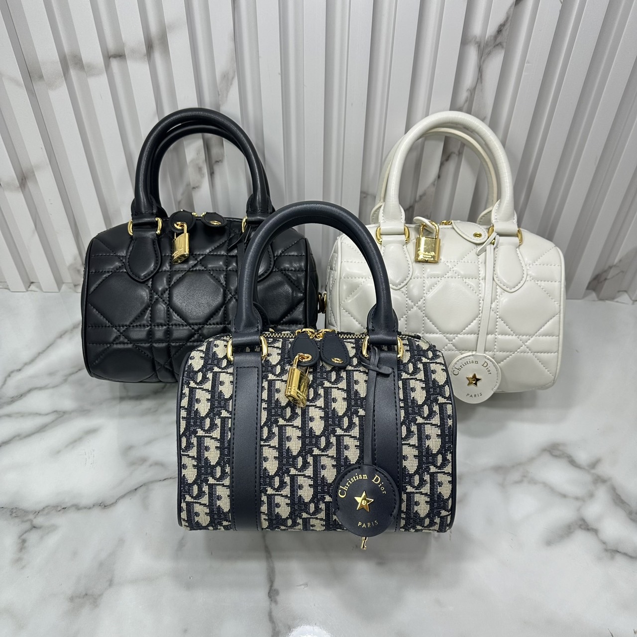 DIOR Groove 20 Bag / Dior Keepall Macrocannage Leather / Oblique Jacquard กระเป๋าสะพายทรงบอสตัน Keepall ทันสมัยและสง่างาม ใช้งานได้ทั้งแบบสะพายไหล่หรือสะพายแบบครอสบอดี้ เหมาะเป็นไอเทมคู่ใจในชีวิตประจำวัน เกรดออริ 1:1