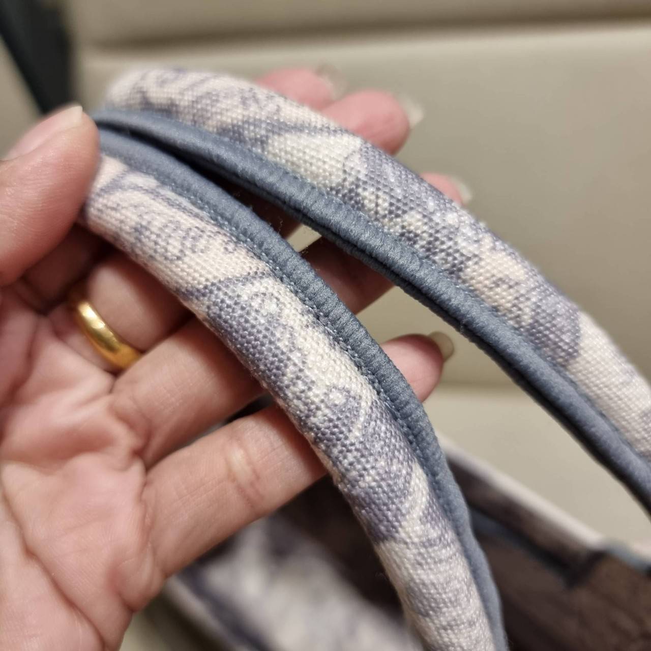 VIP 】HOT ARRIVAL!! DIOR CD SHOPPING BAG WITH GWP กระเป๋าทรงช้อปปิ้งใบใหญ่ จุใจ!! พรีเมี่ยมกิ๊ฟรุ่นดับเบิ้ลฮอต ดีไซน์คลาสสิควินเทจ สวยหรู วัสดุผ้าแคนวาสลายกราฟฟิค ภายในโล่งกว้างมากๆ ใส่ของจุสุดๆ โน้ตบุ้ค ไอแพด กระเป๋าสตางค์ มือถือ หรือเสื้อผ้ายังได้ สะพายค