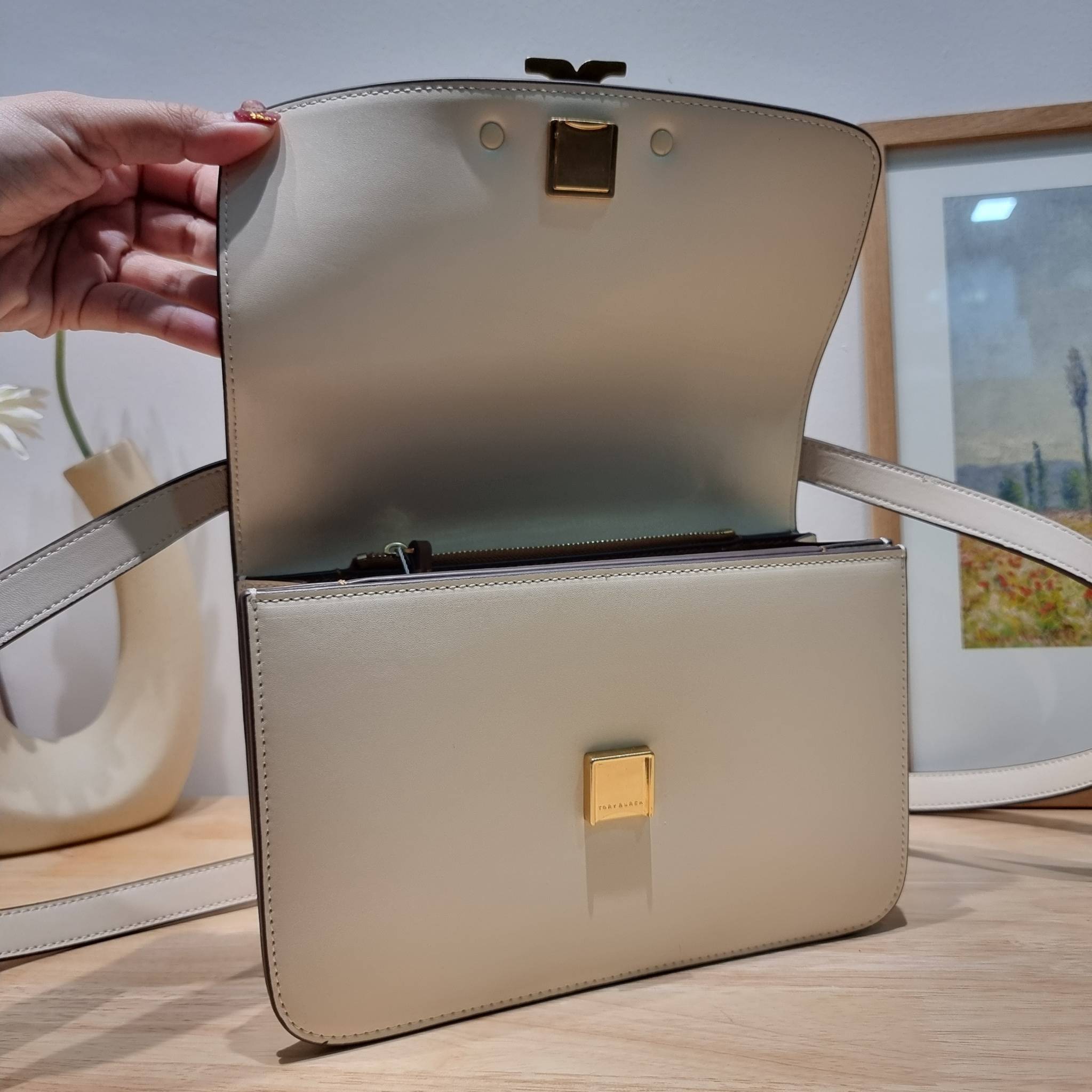 Tory Burch Bag / TORY BURCH ELEANOR CONVERTIBLE SHOULDER BAG รุ่นยอดนิยม กับไซส์ใหม่ ใหญ่จุคุ้ม! กระเป๋าสะพายข้าง ดีไซน์อยู่ทรง เรียบหรู! ผู้ดีกว่าใคร เปิด-ปิดด้วยแถบแม่เหล็ก