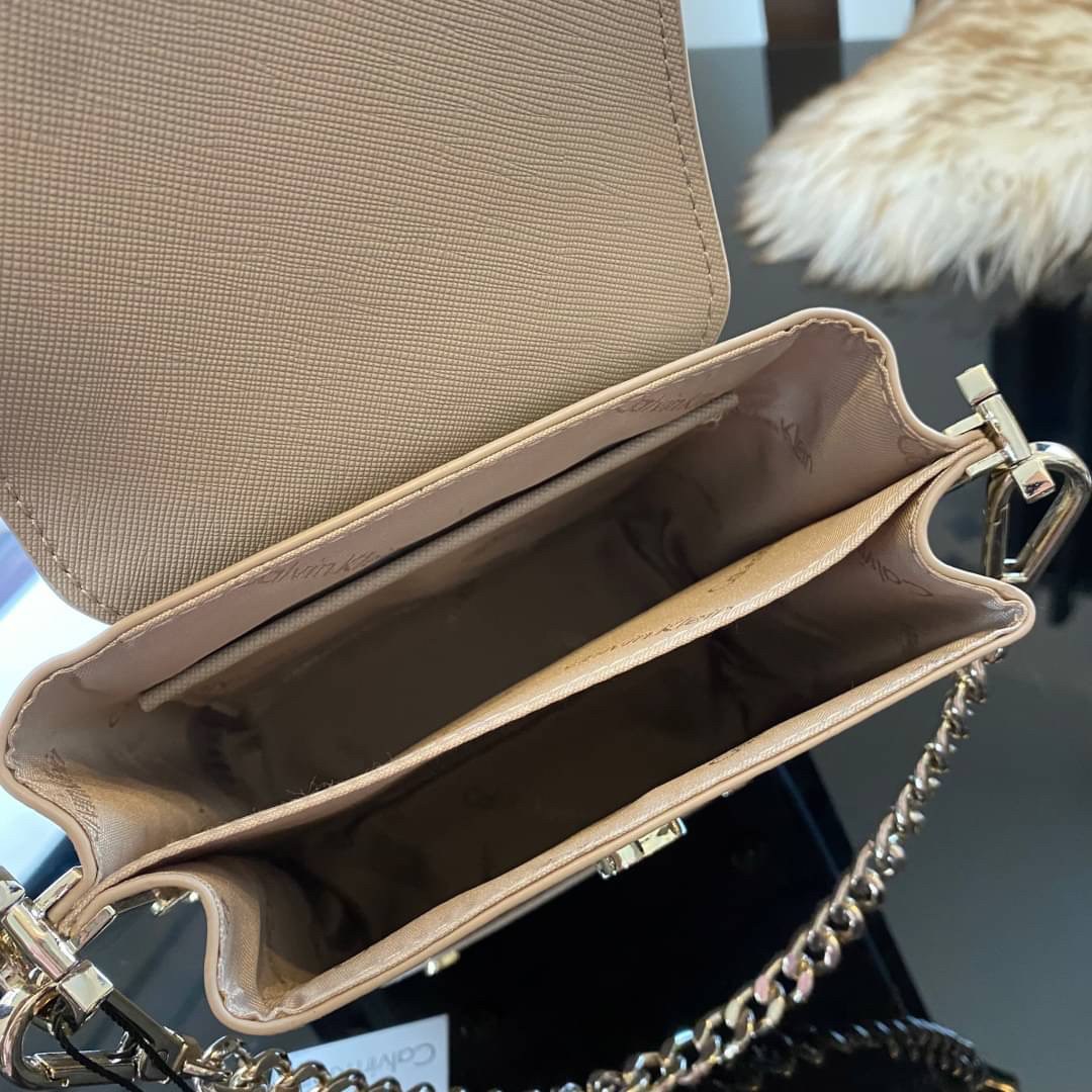 CALVIN KLEIN JEANS crossbody bag กระเป๋าถือหรือสะพาย ลายซิกเนเจอร์แบรนด์ทั้งใบ เปิด-ปิดกระเป๋าด้วยกระดุมแม่เหล็ก ด้านในแบ่งเป็น 2 ช่องหลัก และมีช่องเล็กใส่ของจุกจิก ซับในลายแบรนด์อย่างดี มาพร้อมสายสะพายยาวปรับระดับได้ฟรีไซต์ สามารถใช้ได้หลากหลายโอกาสค่ะ