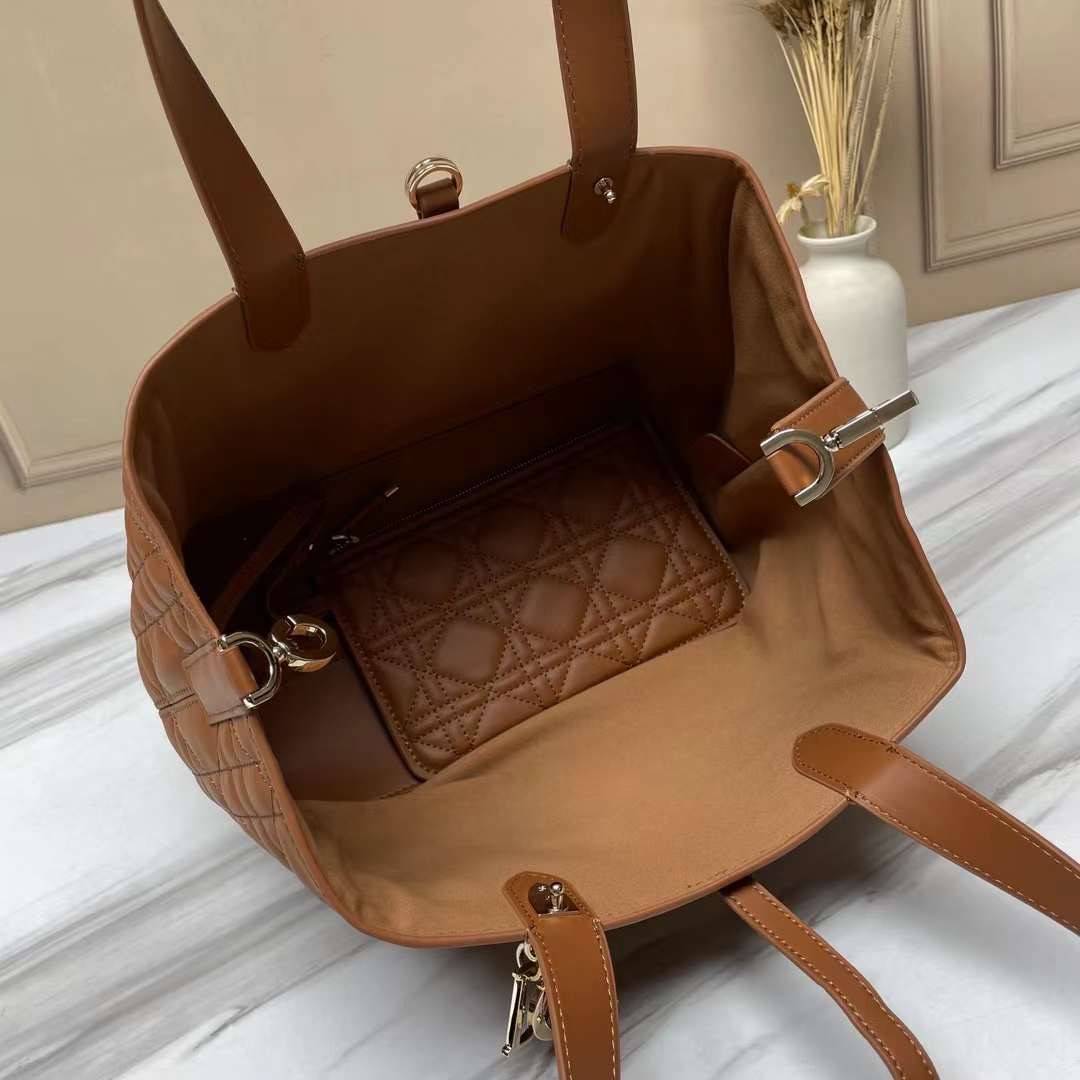 MEDIUM 30cm DIOR TOUJOURS BAG Macrocannage Calfskin / DIOR Tote Bag ออริ 1:1 พร้อมส่ง 5 สี กระเป๋าสะพายทรงโท้ท จุของได้เต็มที่ รูปทรงคลาสสิค หนังสวย หรูหราเกินราคา