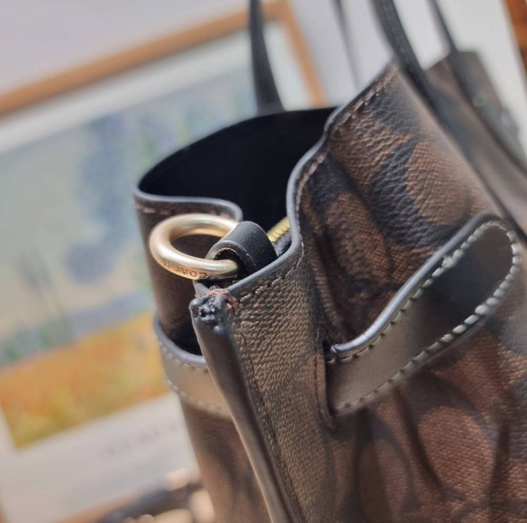 COACH HANNA CARRYALL IN SIGNATURE CANVAS / CH187 / CH195 / CH542 น้องใหม่ เรียบหรู ดูแพง กับกระเป๋าถือ/สะพายทรงสวย คงความคลาสสิค ดีไซน์ตกแต่งสายคาดจับจีบข้างกระเป๋าเพิ่มดีเทล มาพร้อมหูจับในตัว