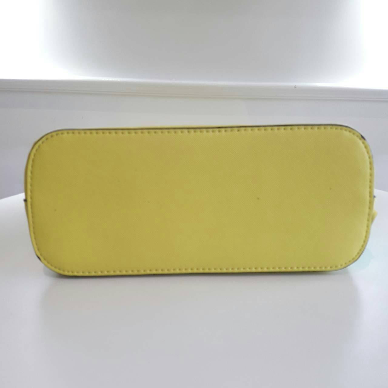 KATE SPADE CEDAR STREET MANDY กระเป๋าสะพาย แบรนด์ดังจากอเมริกา ขนาดกำลังน่ารัก วัสดุหนังลาย saffiano สวยอยู่ทรง ด้านหน้ามี logo brand สีทอง เปิดปิดด้วยซิปภายในโล่ง + ช่องเล็กใส่ของจุกจิก ใส่กระเป๋าสตางค์ใบยาวได้ ผ้าบุลายจุดสีทองดูหรูหรา ใบนี้ mix&match ได