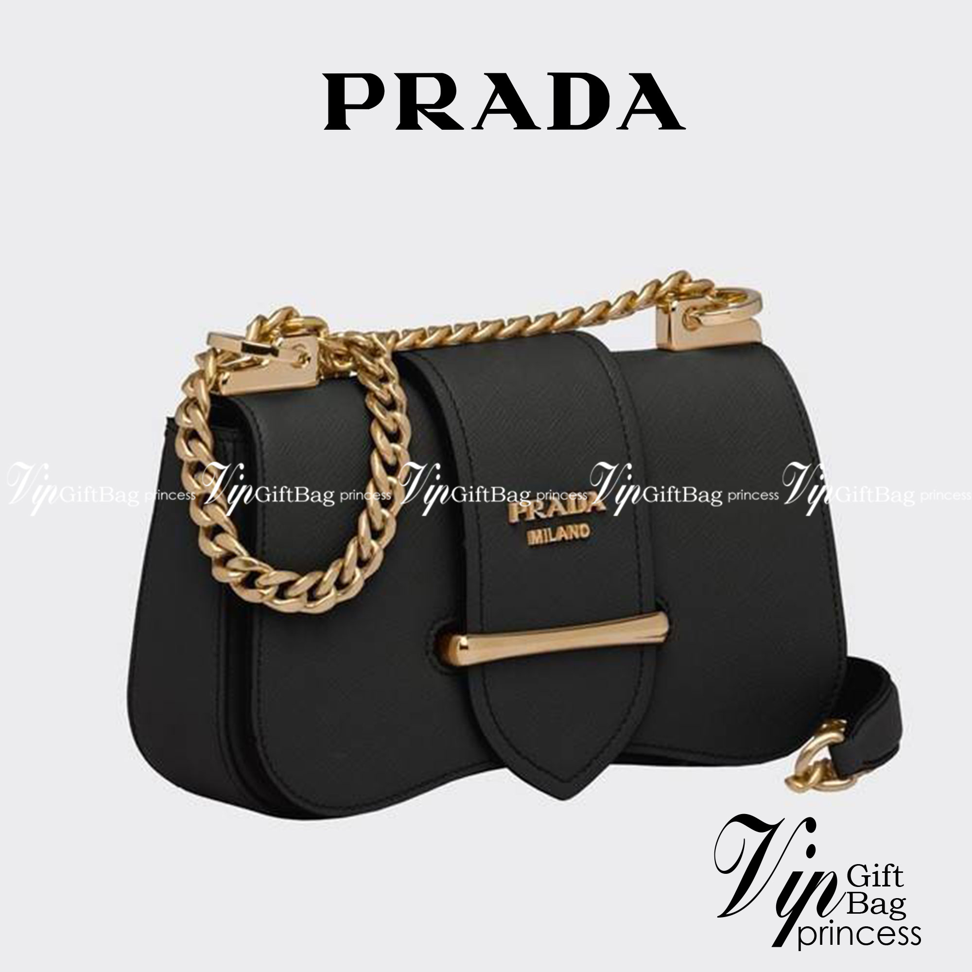 PRADA FRAGRANCE SHOULDER BAG WITH GWP ไอเท็มสุดโปรดที่ควรค่าแก่การครอบครองและเก็บสะสม กระเป๋าสะพายไหล่ สวยคม สีดำคลาสสิคตัดกับอะไหล่ทองเป็นอย่างดี วัสดุหนังแท้เต็มใบ เปิดปิดด้วยแถบหนังสอดในช่อง ใช้งานสะดวก พกพาง่าย ขนาดกำลังสวย สายสะพายในตัว สะพายได้หลากห