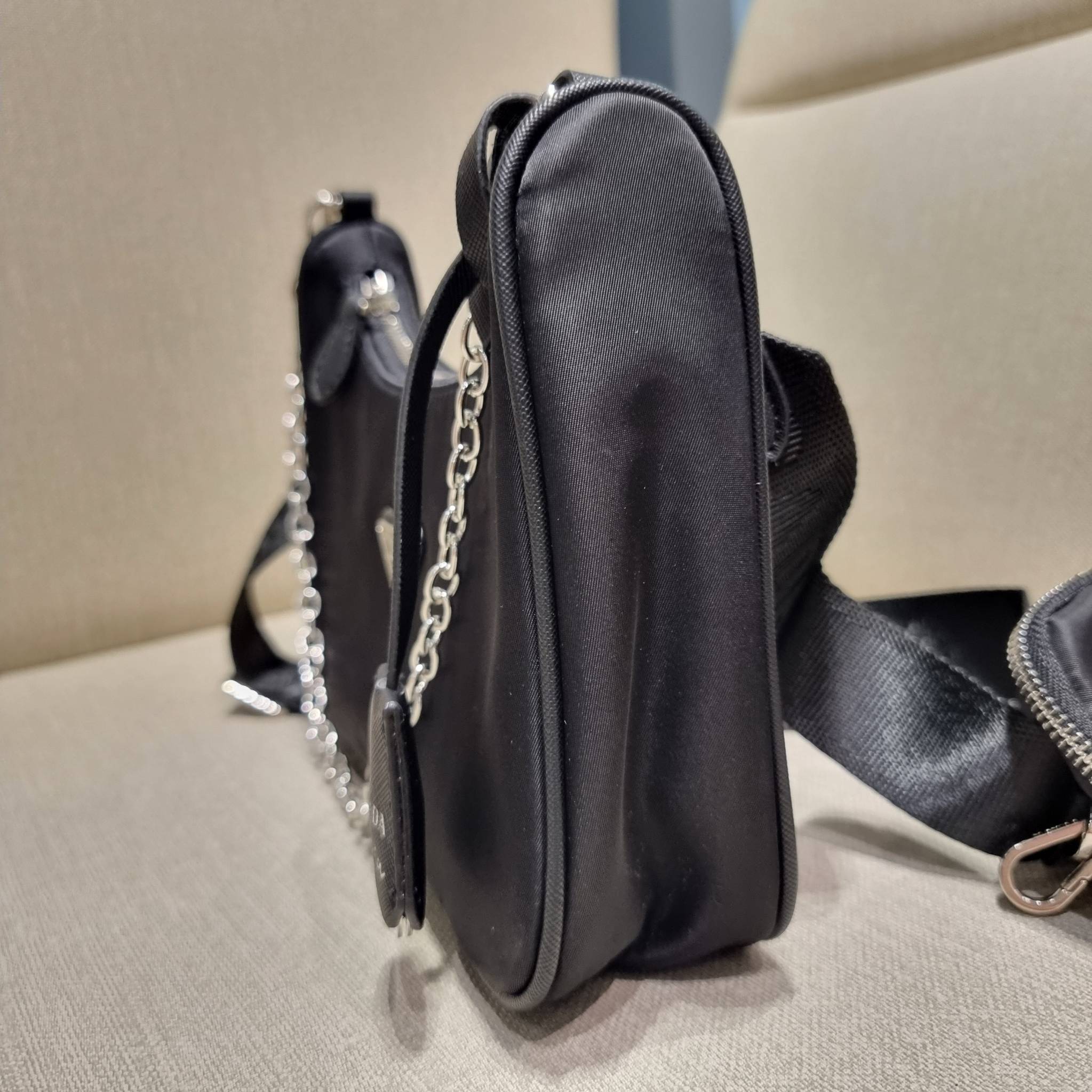 VIP 🥂 PRADA RE-EDITION 2005 RE-NYLON SHOULDER BAG ไอเท็มสุดปัง ที่ฮิตตลอดกาลไม่ว่าจะปีไหนๆ จัดให้ครบทั้งสีขายดีและสีใหม่ล่าสุด ที่สายคุณหนูห้ามพลาด!! กับกระเป๋าสะพายทรงคลาสสิค เหมาะเป็น everyday bag มากๆ วัสดุผ้าไนล่อนคุณภาพ พร้อมใบลูก ไว้ใส่เหรีย