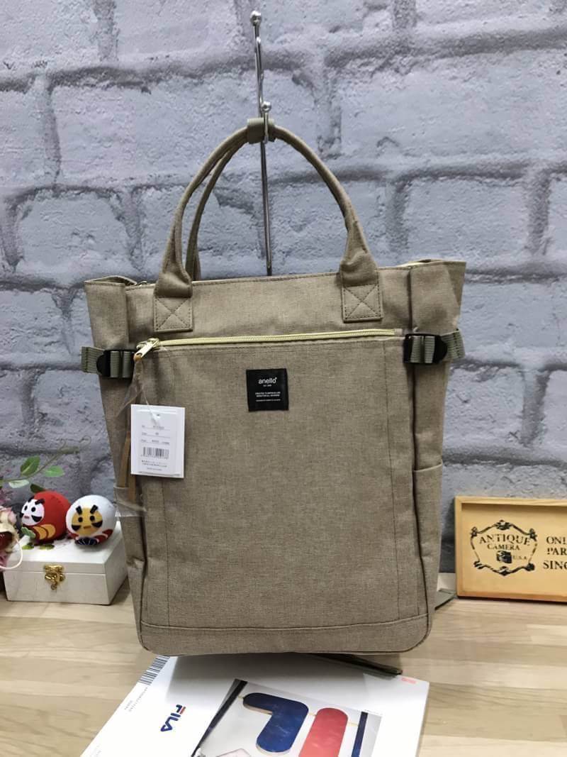 ของแท้ Anello polyester canvas 10 pocket Rucksack คอลเลคชั่นใหม่ล่าสุด!! เป้รุ่นใหม่ชนช้อป ดีไซน์เก๋ เป็นได้ทั้งสไตล์toteโดยการเก็บสายสะพายเป้เข้าช่องซิปที่ด้านหลัง และเป็นสไตล์เป้rucksackได้ มีช่องเล็กช่องน้อยรอบตัวกระเป๋า เปิดปิดด้วยซิปเดียวด้านบน ตัวกร