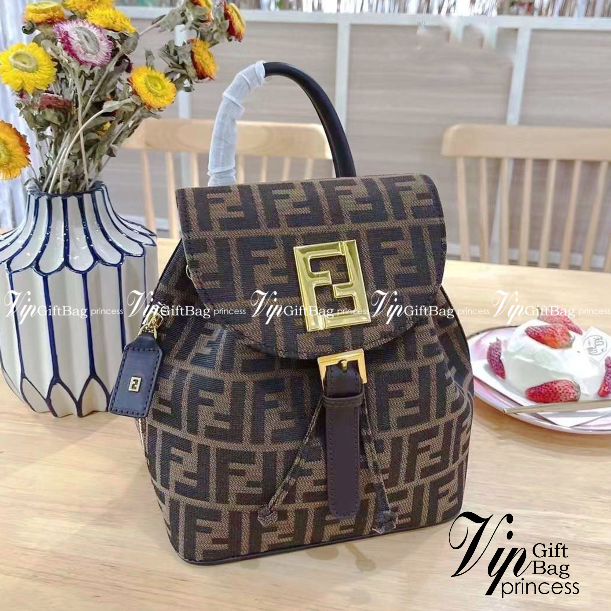 FENDI BACKPACK MONOGRAM กระเป๋าเป้เฟนดิ ทรงขนมจีบเปิดหน้า ผ้าทอลาย งานสวยปั้มทุกจุด ขนาดกำลังดีทรงน่ารักน่าใช้มากค่ะ ลายโมโนแกรมสวยตามฉบับแบรนด์ เด่นด้วยลายสัญลักษณ์แบรนด์ที่ฝากระเป๋า ตัดกับอะไหล่สีทอง ตกแต่งที่คล้องสายด้วยโลโก้ตัว FF สวยสะดุดตา ภายในกระเ