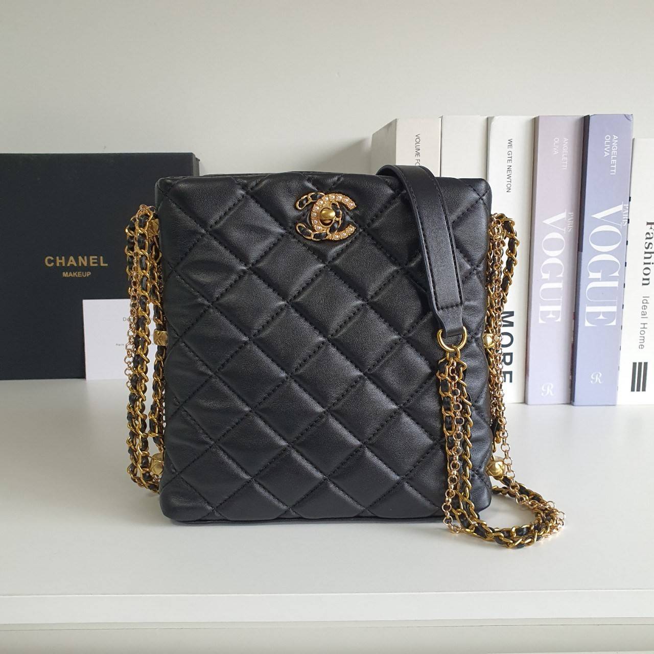 CHANEL VIP GIFT CROSSBODY CHAIN BAG กระเป๋าทรงสะพายข้าง ที่กำลังมาแรงมาในตอนนี้ ตัวกระเป๋าเป็นกระเป๋าสตางค์หนังพียูพรีเมี่ยม อะไหล่ทองทั้งใบ ด้านหน้าประดับโลโก้พร้อมมุก CC สุดหรู เปิดปิดด้วยตัวหมุนล็อค ใส่กระเป๋าสตางค์ยาวได้ รุ่นนี้พกของได้เยอะในระดับนึงเ