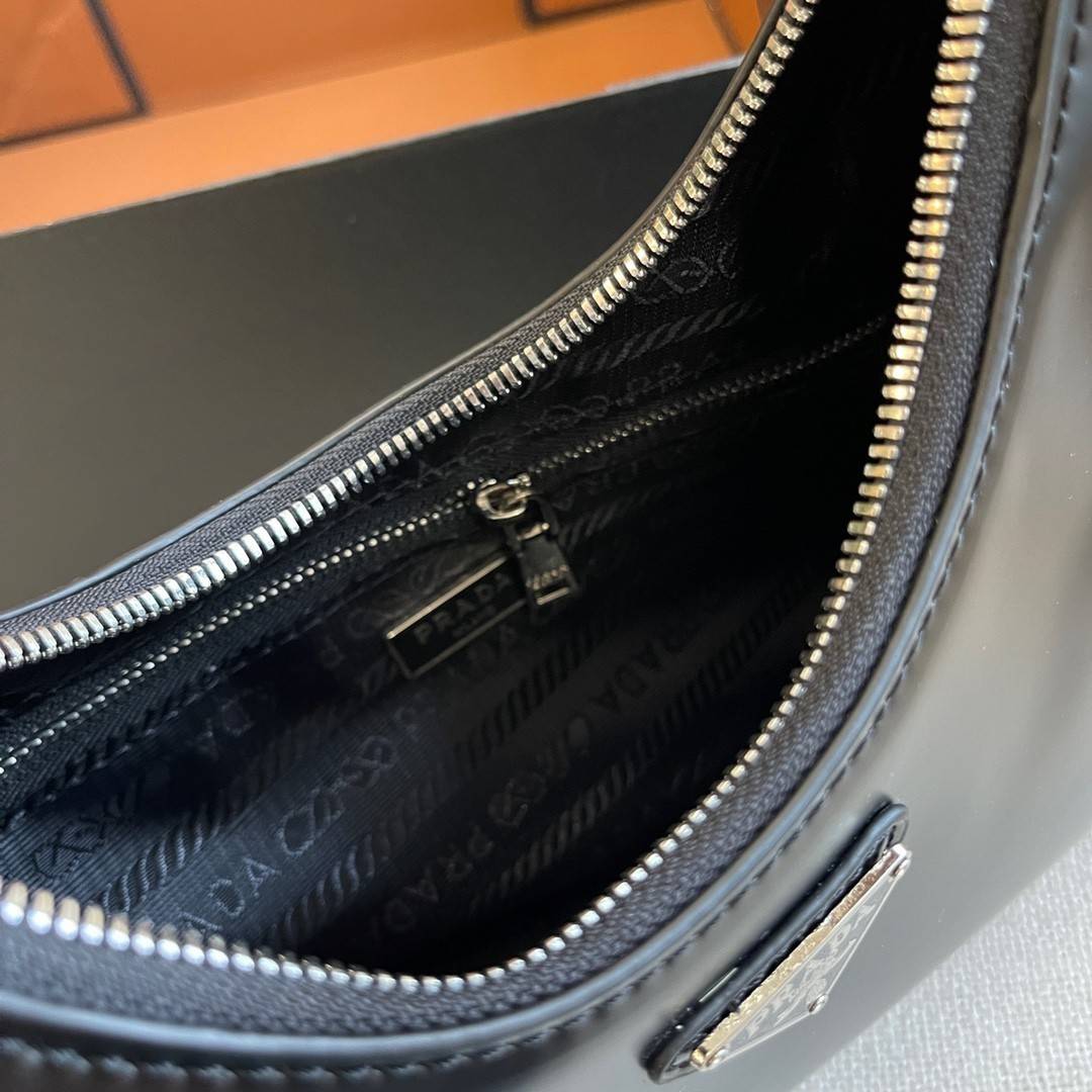 PRADA LEATHER HANDBAG ขนาดกะทัดรัด พกพาสะดวก Everyday look อะไหล่เงิน หนังเงาหนาอยู่ทรงสวย ด้านหน้ามีโลโก้แบรนด์ เปิดปิดด้วยซิป อะไหล่เงิน