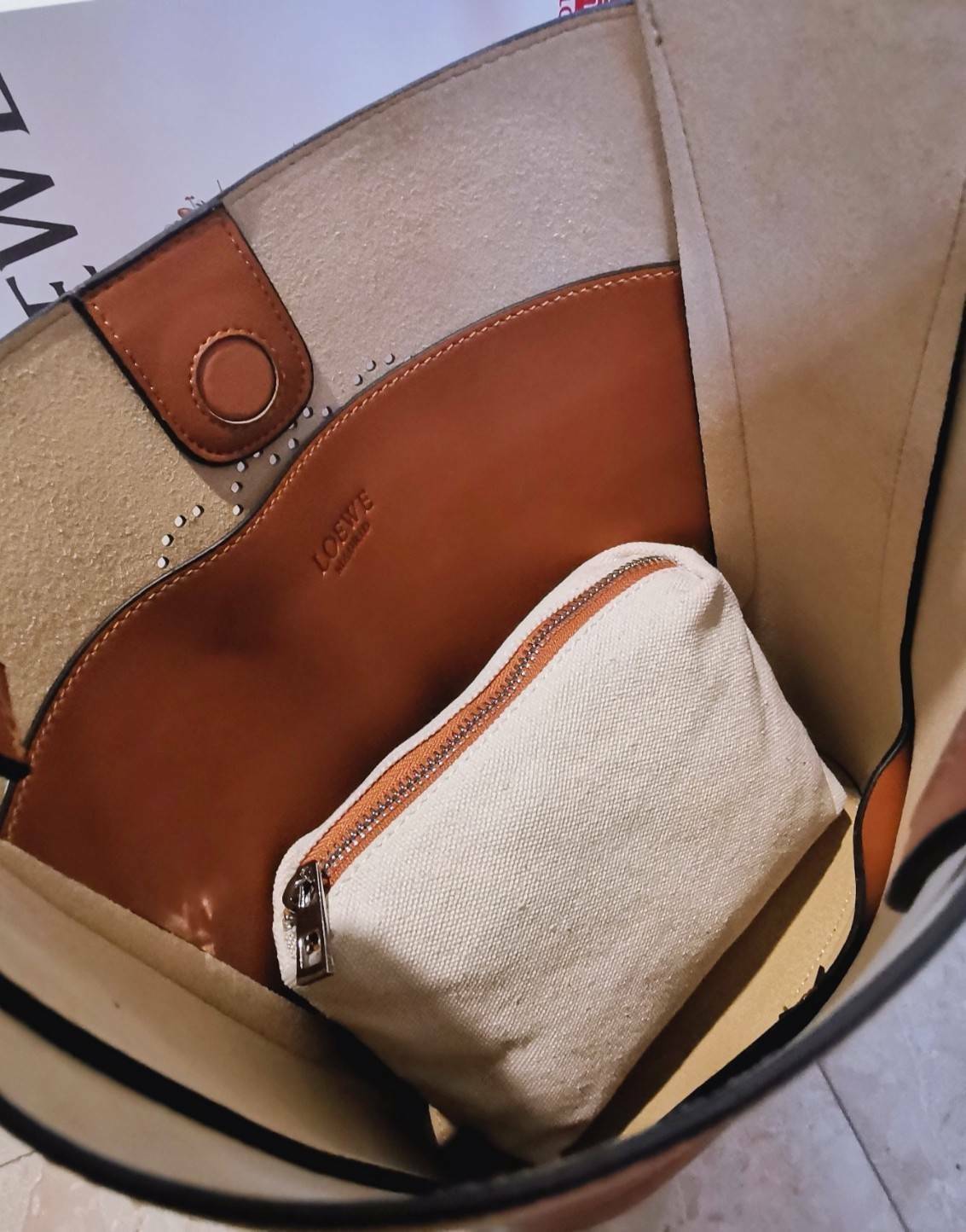พร้อมส่งความสวย! Super Rare! ห้ามพลาด! LOEWE HOBO LEATHER SHOULDER BAG VIP GIFT WITH PURCHASE (GWP) กระเป๋าหนังแท้พรีเมี่ยมกิ๊ฟ Limited Edition จาก LOEWE PERFUME DUTYFREE รุ่น Rare items วัสดุหนังแท้ Lambskin หนังนิ่มสวยดีไซน์หรูด้านหน้าฉลุโลโก้ Loewe Ana