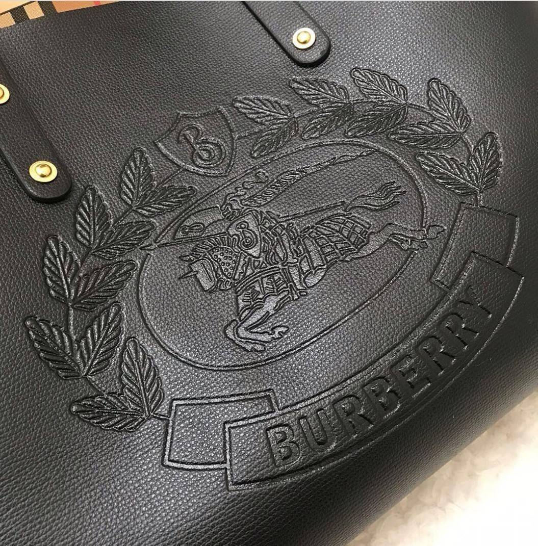 VIP 🥂 BURBERRY FRAGRANCES TOTE BAG VIP รุ่นแนะนำ ดีไซน์สวยโดดเด่นหนังสีดำขึ้นเทคเจอร์ด้านหน้ามีโลโล้แบรนด์ ภายในลายวินเทจสุดคลาสสิค โล่งกว้างมีช่องซิปเล็กและโลโก้ด้านใน สามารถใส่เอกสาร A4 Notebook ipad สัมภาระได้เยอะจุใจ หูหิ้วหนังจับถนัดมือสะพายไ