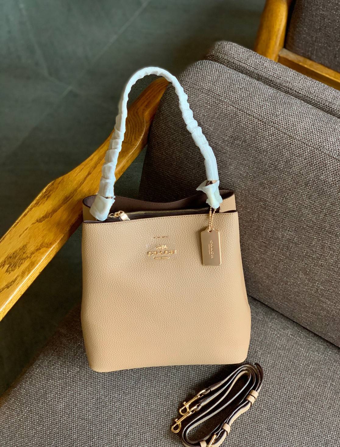 ถังใหญ่พร้อมส่งแล้วค่าา ห้ามพลาด❗️ COACH TOWN BUCKET BAG((91122)) 📣พร้อมส่ง ไซด์ที่สาวๆรอคอยค่ะ! ✔️กระเป๋าทรงถังใบใหญ่ สุดฮิตอีกรุ่นที่สาวๆต้องมีติดตัว ✔️หนังแท้ หนังจริงสวยมาก นิ่มมือดีด้วยนะคะ