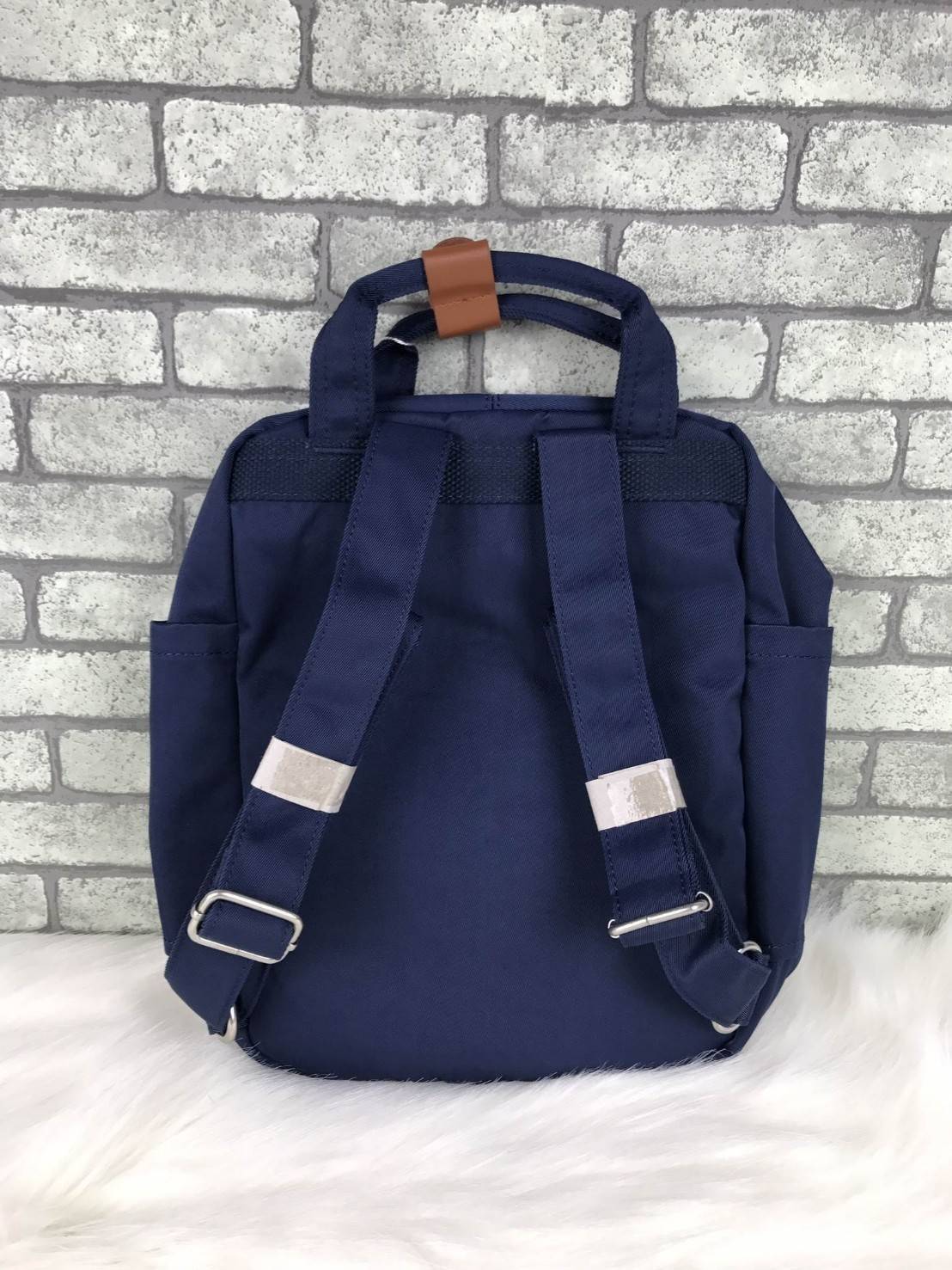 DOUGHNUT MACAROON MINI BACKPACK กระเป๋าเป้สีหวาน สามารถสะพายหลัง/ถือน่ารักๆ ได้เลยค่ะ วัสดุผ้าไนล่อน สามารถกันน้ำซึมได้ระดับนึง ด้านหน้ามีช่องเก็บของได้นะคะ เปิดปิดด้วยซิปบน ด้านข้างเก็บของได้จุกจิก ด้านในมีช่องใส่ของ ใส่ Ipad จุของคุ้มจริงๆค่า สายสะพายด้