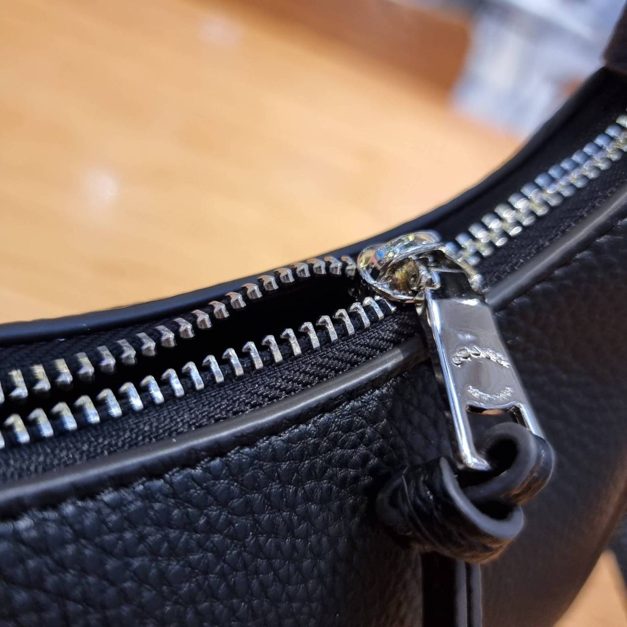 COACH C6807 KLEO HOBO IN SIGNATURE CHAMBRAY ใหม่ล่าสุด คอลเลคชั่นสุดคิ้วท์ ที่สาวๆต้องหลงรัก กระเป๋าสะพายทรงโฮโบ ที่ดีไซน์มาให้ปรับใช้งานได้หลากหลาย วัสดุหนัง pepble สวยหรู รูดเปิด-ปิดด้วยซิป ภายในเป็นช่องโล่ง สายคล้องสามารถถอดออกใส่สายยาวสะพายข้างได้ หรื