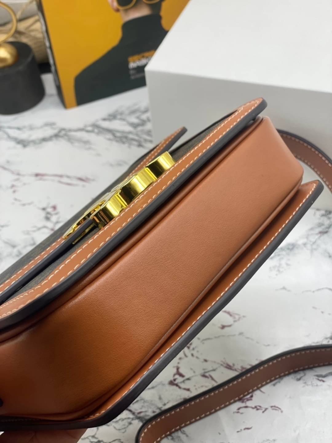 CELINE TRIOMPHE CROSSBODY BAG / CELINE TEEN ดีไซน์ยอดนิยมสไตล์ LISA ทรงสี่เหลี่ยมหนังสวยหรูอยู่ทรงเปิดปิดด้วยฝาปิดโลโก้แบรนด์อะไหล่ทอง ภายในมีช่องหลัก ช่องย่อย และช่องซิป สามารถใส่มือถือของใช้จุกจิกได้เยอะ มาพร้อมสายสะพายหนังยาวปรับระดับได้ จะสะพายไหล่ CR