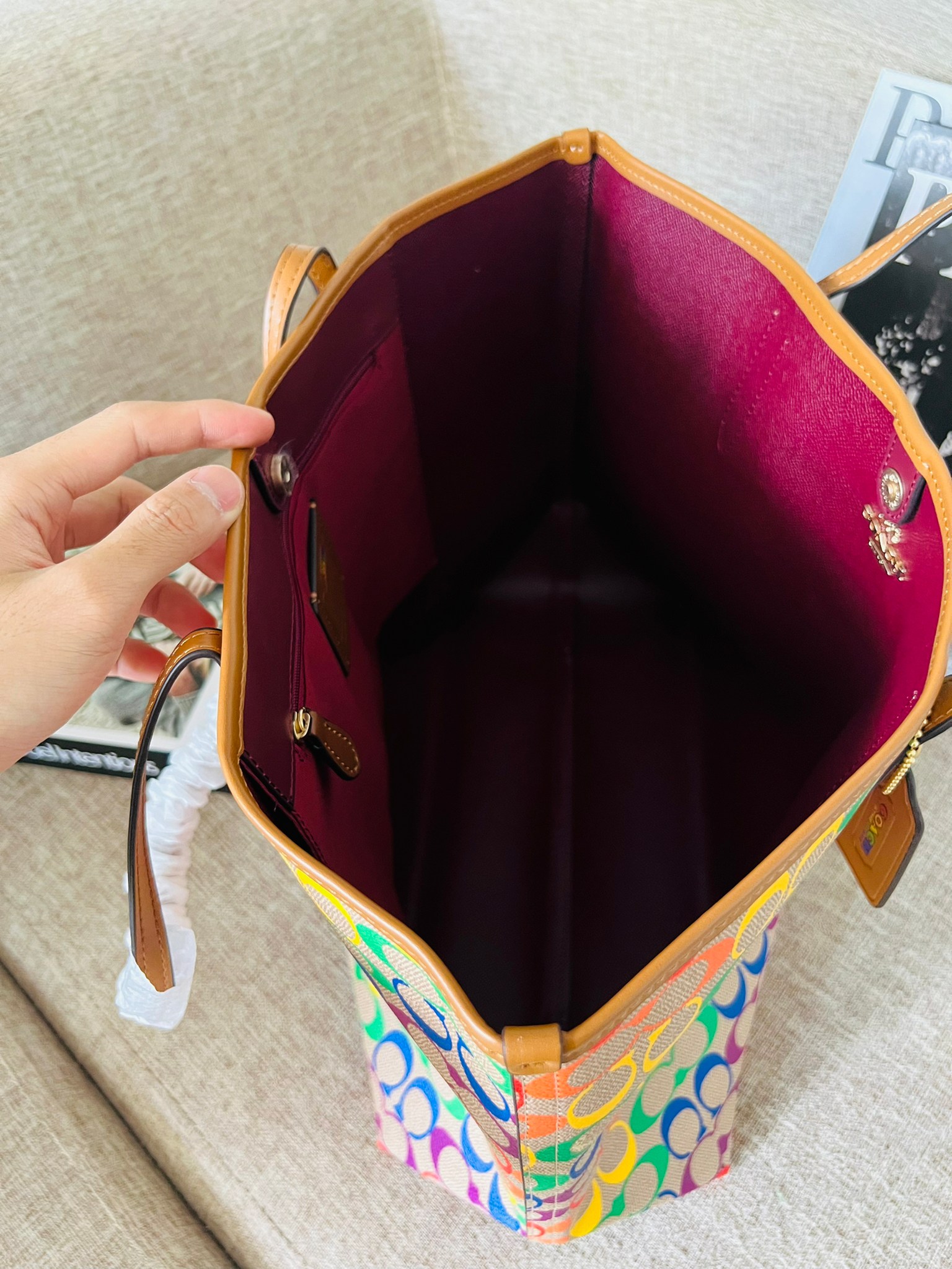 COACH CITY TOTE IN RAINBOW SIGNATURE CANVAS C4181 กระเป๋าสะพายข้างทรงโท้ทใบใหญ่ หนังลาย C สกรีนลายโค้ช รุ่นนี้ ปากกระเป๋าไม่มีชิป มีกระดุม แม่เหล็ก ด้านในมีช่องซิปไว้ใส่กระเป๋าเงินได้คะ เป็น รุ่นยอดนิยมคะ จุของได้เยอะมาก