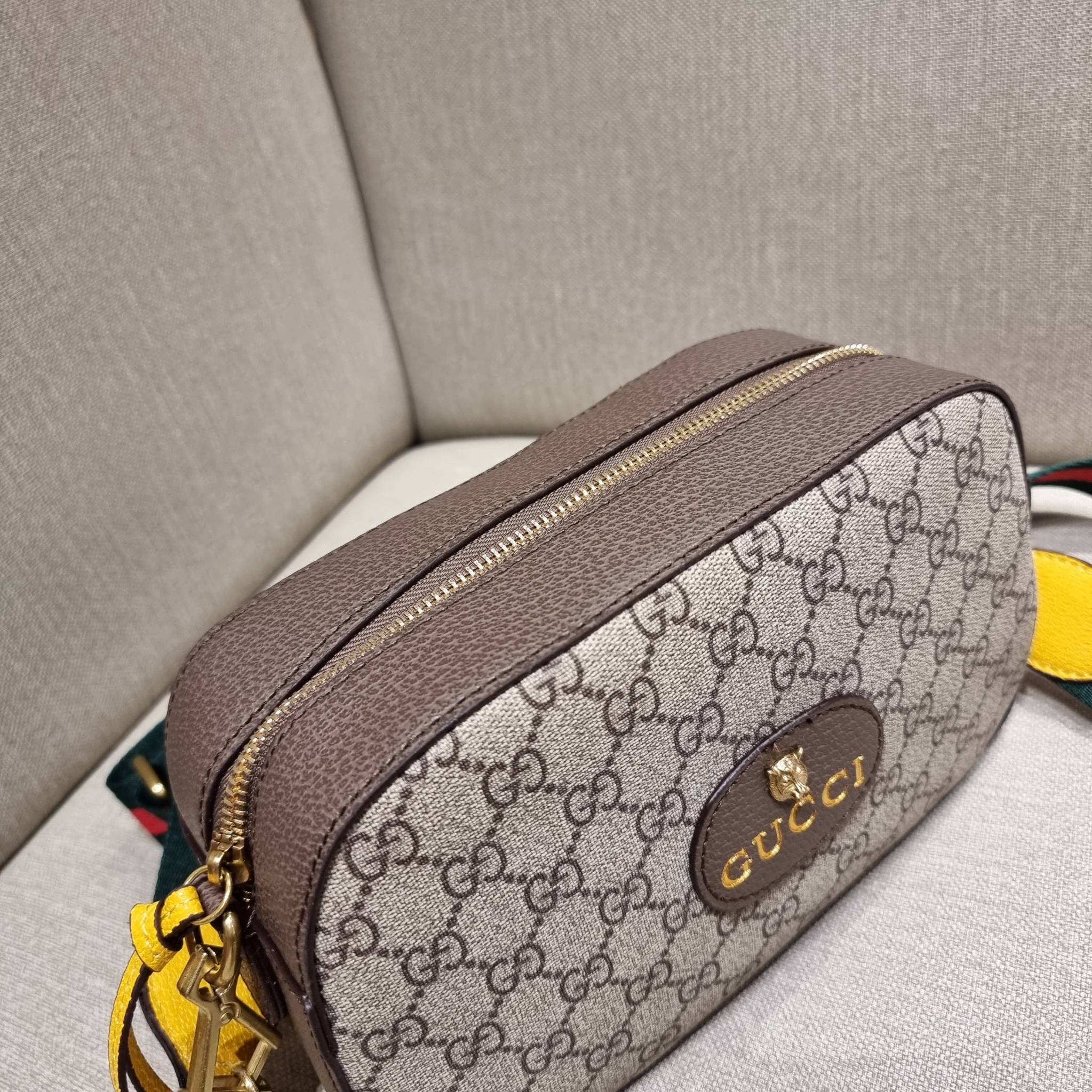 VIP 】GC STRAP SHOULDER BAG กระเป๋าสะพายข้างวีไอพีจากเคาน์เตอร์ duty free วัสดุหนังแคนวาสทนทาน ทรงสวย โดดเด่นตรงสายสะพายสีสดใสเป็นเอกลักษณ์ ตัดกันกับกระเป๋าได้อย่างลงตัว เปิด-ปิดกระเป๋าด้วยซิป รูดใช้งานง่าย ภายในโล่งกว้าง มีช่องแยกให้ ใส่ของสำคัญได้สบายๆ ส