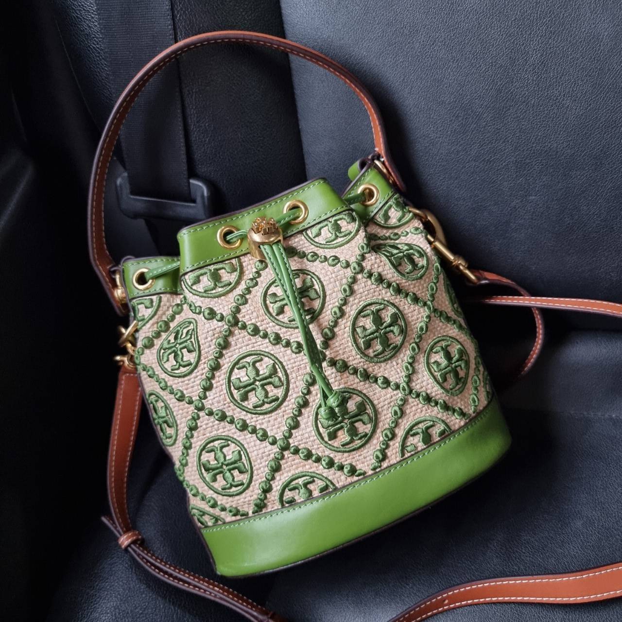 TORY BURCH T MONOGRAM STRAW BUCKET BAG NATURAL/SHISO 🌿สวยงามสะดุดตามากๆค่ะ จัดหนักกันไปเลยจ้า กับรุ่นที่สาวๆรอคอย พร้อมเสิร์ฟความสวยให้ถึงบ้านแล้วน้า กระเป๋าบัคเก็ตทรงยอดนิยม ดีไซน์ใหม่ล่าสุด ยูนีคไม่เหมือนใคร ลายสานเต็มใบพร้อมปักโลโก้เอกลักษณ์สีเ