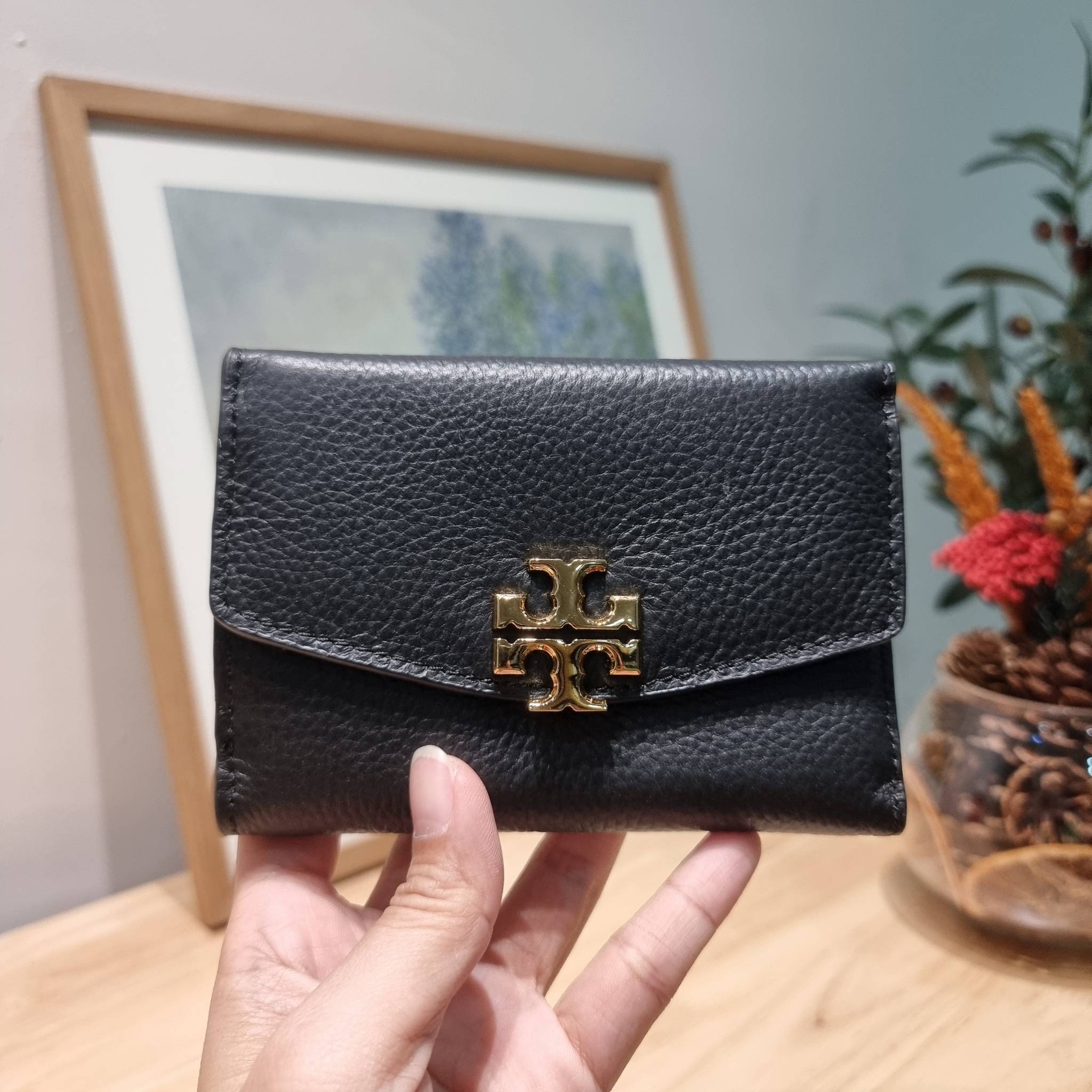 TORY BURCH KIRA MIXED MATERIALS MEDIUM FLAP WALLET กระเป๋าสตางค์ใบกลาง รุ่นยอดนิยม ดูหรูหรา ดูแพง ดีไซน์คลาสสิค ขนาดกำลังพอเหมาะ