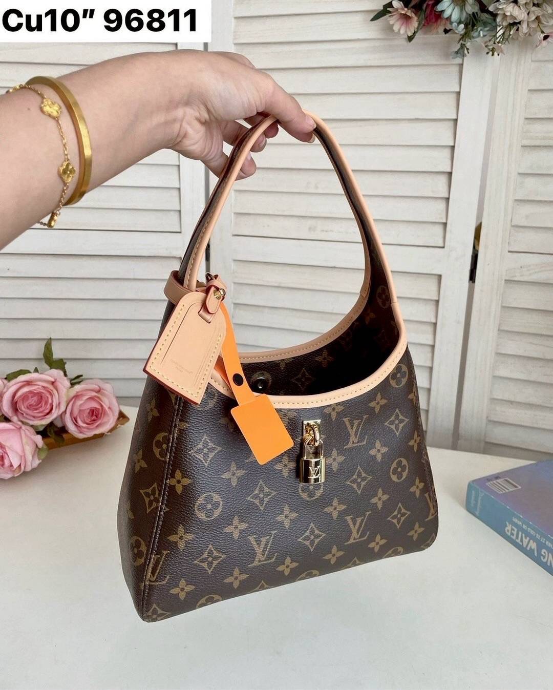 LV The Drop PM กระเป๋าสะพายทรงโฮโบหูจับในตัว ยกให้เป็นเจ้าต้าวน่าร้ากกกก! ที่ใครเห็นต้องเป็นคลั่งรัก คลาสสิค ผู้ดี หรูหราได้ทุกลุค ทุกสไตล์