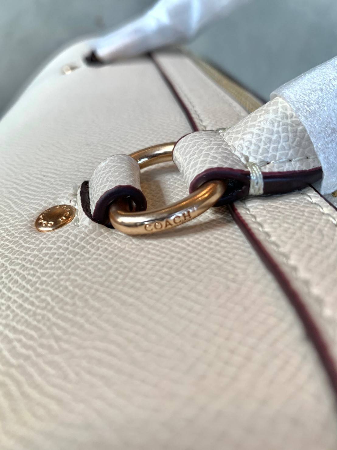 COACH ROWAN SATCHEL BAG ((79946)) กลับมาอีกครั้ง พร้อมสีหายากค่ะ! กระเป๋าหิ้วทรงหมอนสุดฮิตของสาวๆ//สะพายข้างได้ หนังแท้ ลายหนังสวย ทรงสวย ด้านหน้ามีช่องซิปให้หนึ่งช่อง เปิดปิดช่องหลักแบบซิป ภายในกว้างใส่ของจำเป็นของสาวๆได้ครบ มีช่องเล็กและช่องซิปใส่ของจุก