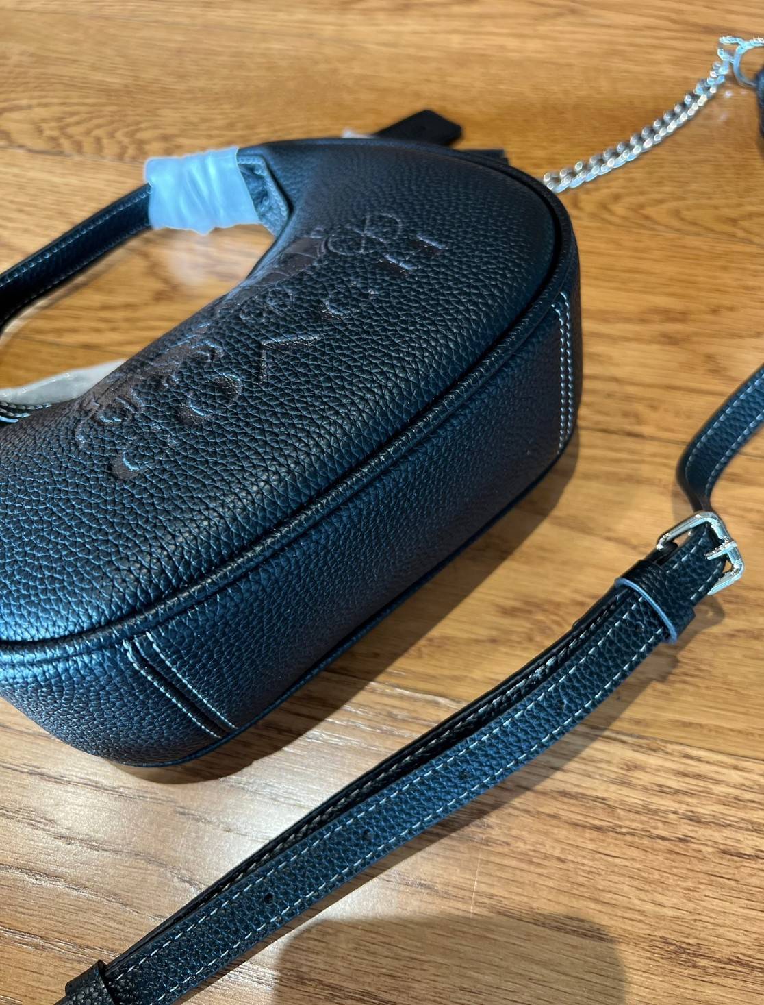 COACH CARMEN MINI CROSSBODY BAG กระเป๋ารูปทรงพระจันทร์โค้งมน น่ารักน่าใช้มากๆ!! เกรดท็อปออริ เกรดดีสุด สลับแท้ 1:1 ใช้ต่างประเทศได้