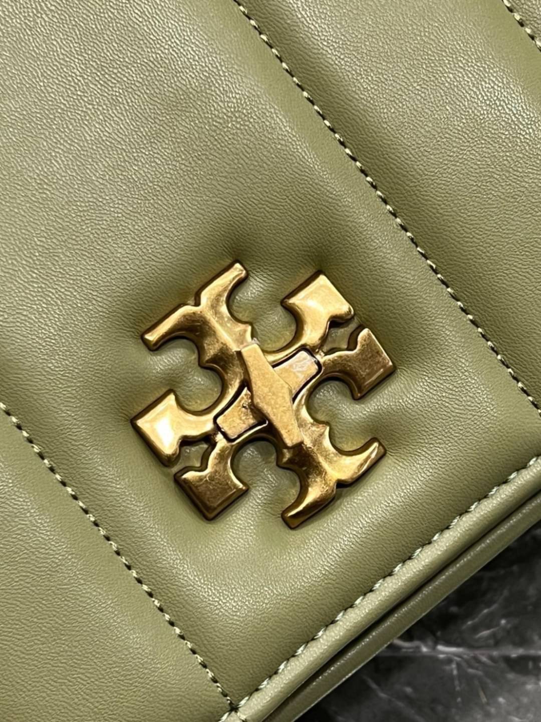 Tory Burch Our Kira shoulder bag with beveled turn-lock hardware พร้อมเสิร์ฟสีคลาสสิค กระเป๋าถือ/สะพาย ทรงสวย สะพายคล่องตัว ดีไซน์เส้นคมสวยหรู สัมผัสดีงาม นิ่มมือ เปิด-ปิดด้วยอะไหล่บิดล็อค ภายในเป็นช่องโล่ง สะพายไปไหนก็สะดวก แนะนำสวยก่อนใครได้ที่นี่ จัดไป