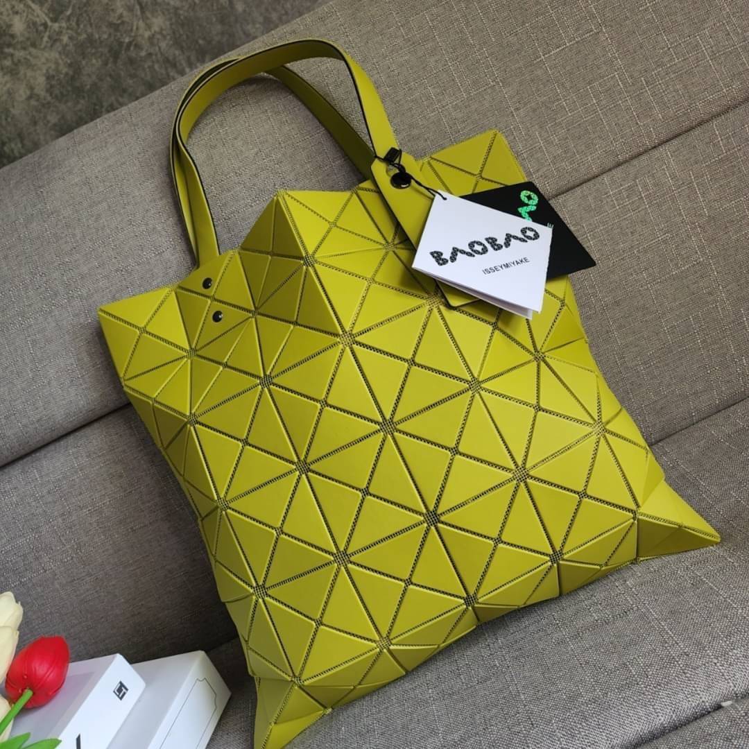 BAO BAO ISSEY MIYAKE LUCENT ONE-TONE กระเป๋า Bao Bao จากแบรนด์ดัง Issey Miyake แบรนด์แฟชั่นจากประเทศญี่ปุ่น ซึ่งมีสินค้ามากมายไม่ว่าจะเป็นเสื้อผ้า นาฬิกา น้ำหอม และที่ขาดไม่ได้นั่นก็คือ กระเป๋า Bao Bao ที่มีความพิเศษในเรื่องของวัสดุและดีไซน์ที่ครองใจสถาปน