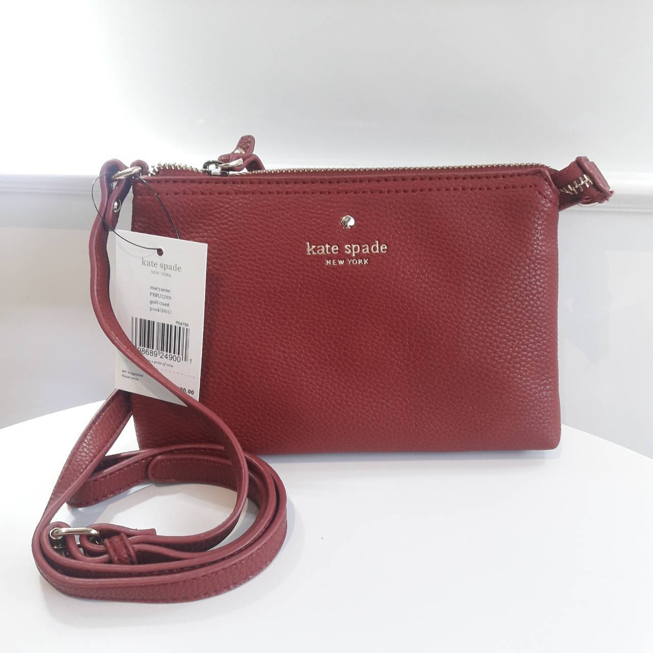 KATE SPADE NEW YORK กระเป๋าสะพายขนาดเล็ก หนังนิ๊มนิ่ม เปิดปิดด้วยซิป มีที่จับหนังเก็ๆ ด้านในมีช่องซิป+ช่องใส่ของจุกจิก ใส่กปต.สั้น + มือถือได้ทุกรุ่น น้ำหนักเบา สายพะพายปรับได้แบบเข็มขัด สะพายชิวๆ Minimal look น่ารักมากๆค่ะ