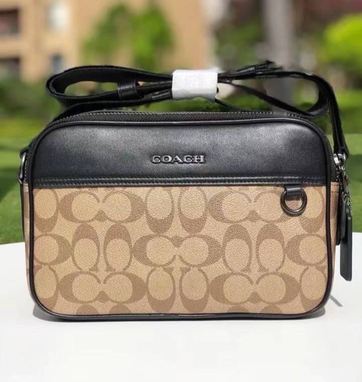 COACH GRAHAM CROSSBODY IN SIGNATURE CANVAS (COACH C4149) กระเป๋าครอสบอดี้รุ่นยอดฮิตสำหรับหนุ่มๆ ที่สาวๆก็ใช้ได้!! รูปทรงดีไซน์คลาสสิค ใช้งานสะดวก วัสดุหนังแคนวาสเคลือบลาย เปิด-ปิดด้วยซิป ภายในเป็นช่องโล่ง ใส่ของสำคัญได้ครบ สายสะพายปรับได้ตามตัว มีมาให้ช้อ