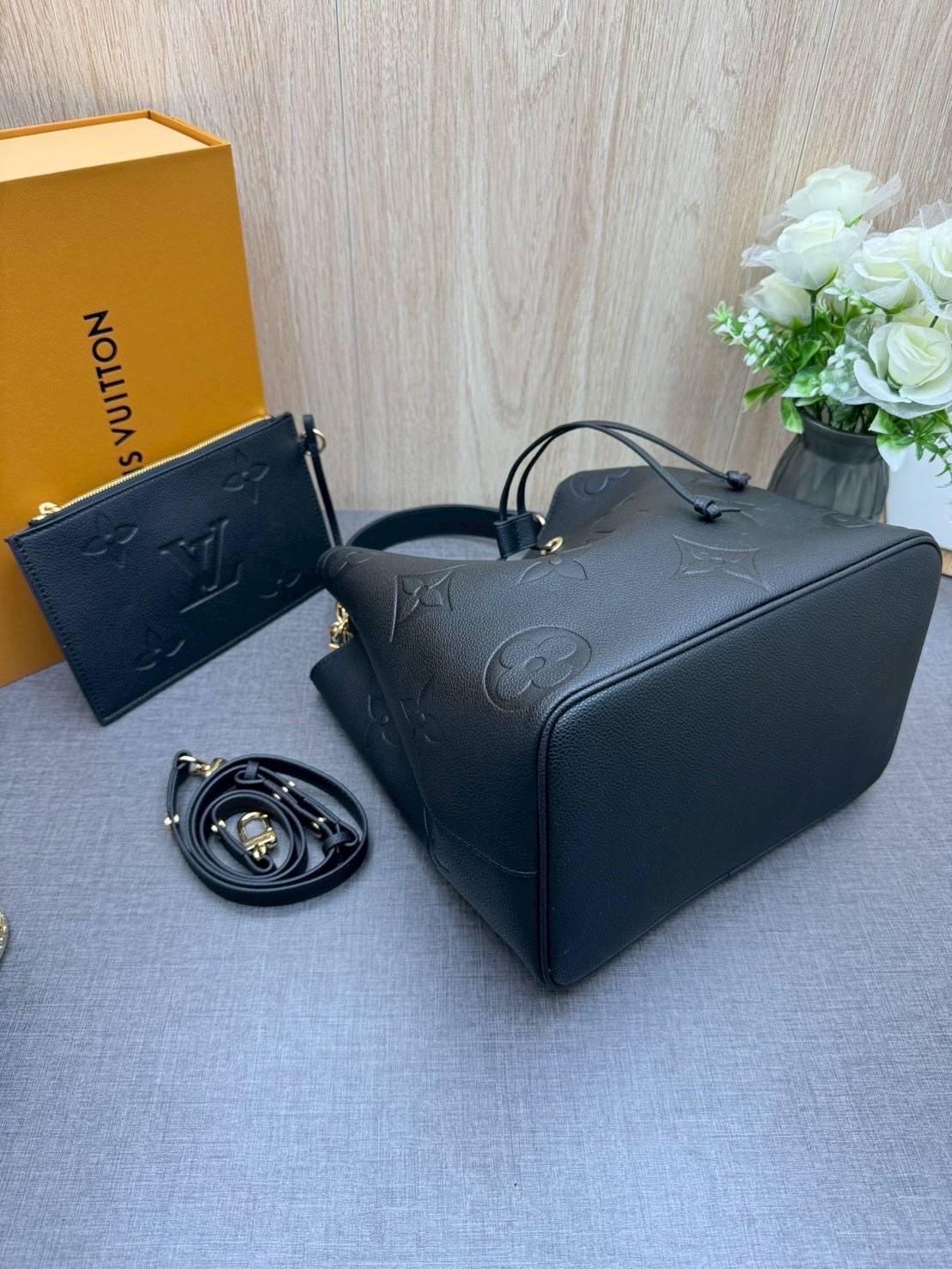 ORI หนังแท้ | LV NeoNoe MM Bucket bag Monogram Flower กระเป๋าสะพายทรงบัคเก็ต ลาย Monogram Flower โดดเด่นเพิ่มสไตล์ มีเสน่ห์ชวนหลงใหล