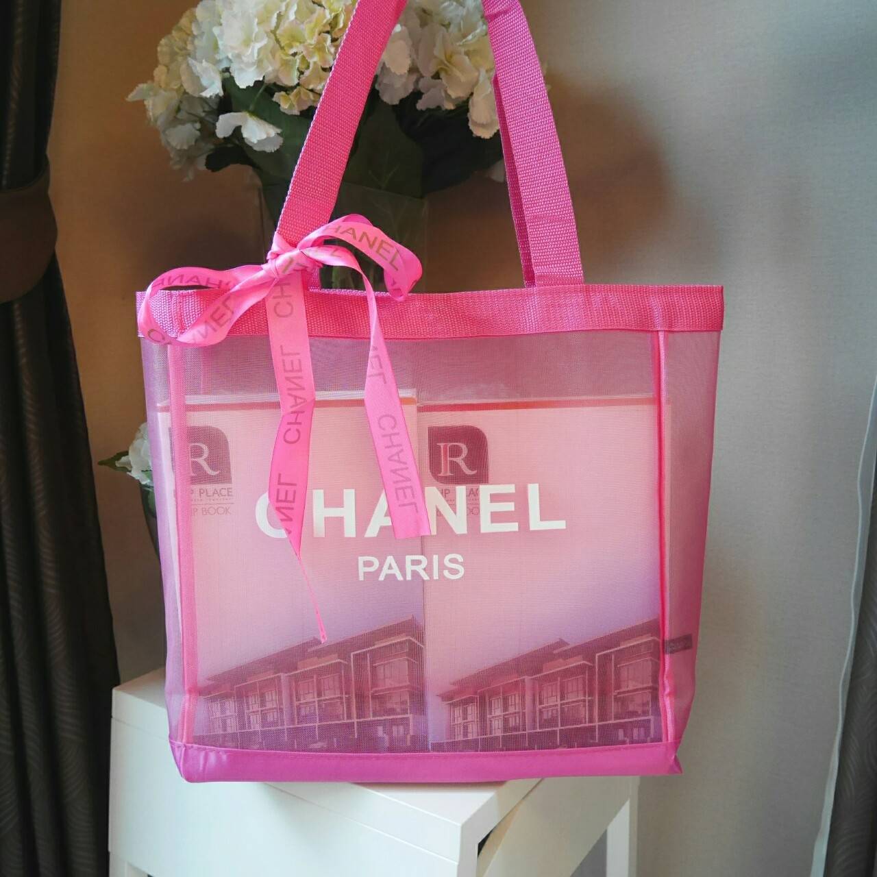 สีใหม่ น่ารักน่าชิม! 💕 New! Chanel Cosmetic Shopping Bag with Ribbin กระเป๋าสะพายใบใหญ่ VIP Gift With Purchase Limited Edition พรีเมี่ยมกิ้ฟของแท้จาก Chanel Cosmetic Counter ใบใหญ่วัสดุ Nylon โปร่งลายทางปั้มโลโก้แบรนด์ เปิดปิดด้วยแถบแม่เหล็กซ่อนด้