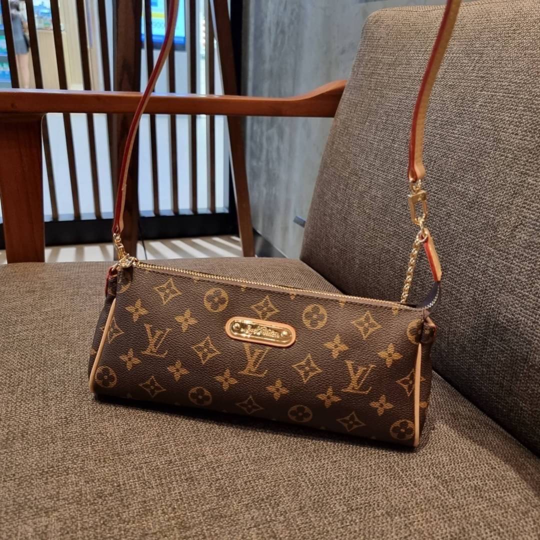 LV CROSSBODY CLUTCH BAG WITH CHAIN / LV Eva Clutch Crossbody Bag กระเป๋าสะพายวีไอพีพรีเมี่ยม วัสดุหนังแคนวาสคุณภาพ โลโก้เพลทอะไหล่ทอง คมชัด หรูหรา เปิด-ปิดกระเป๋าด้วยซิป ภายในเป็นช่องโล่ง ใส่ของใช้สำคัญได้สบายๆ มือถือ พาวเวอร์แบงค์ เครื่องสำอางค์ ของจุกจิ