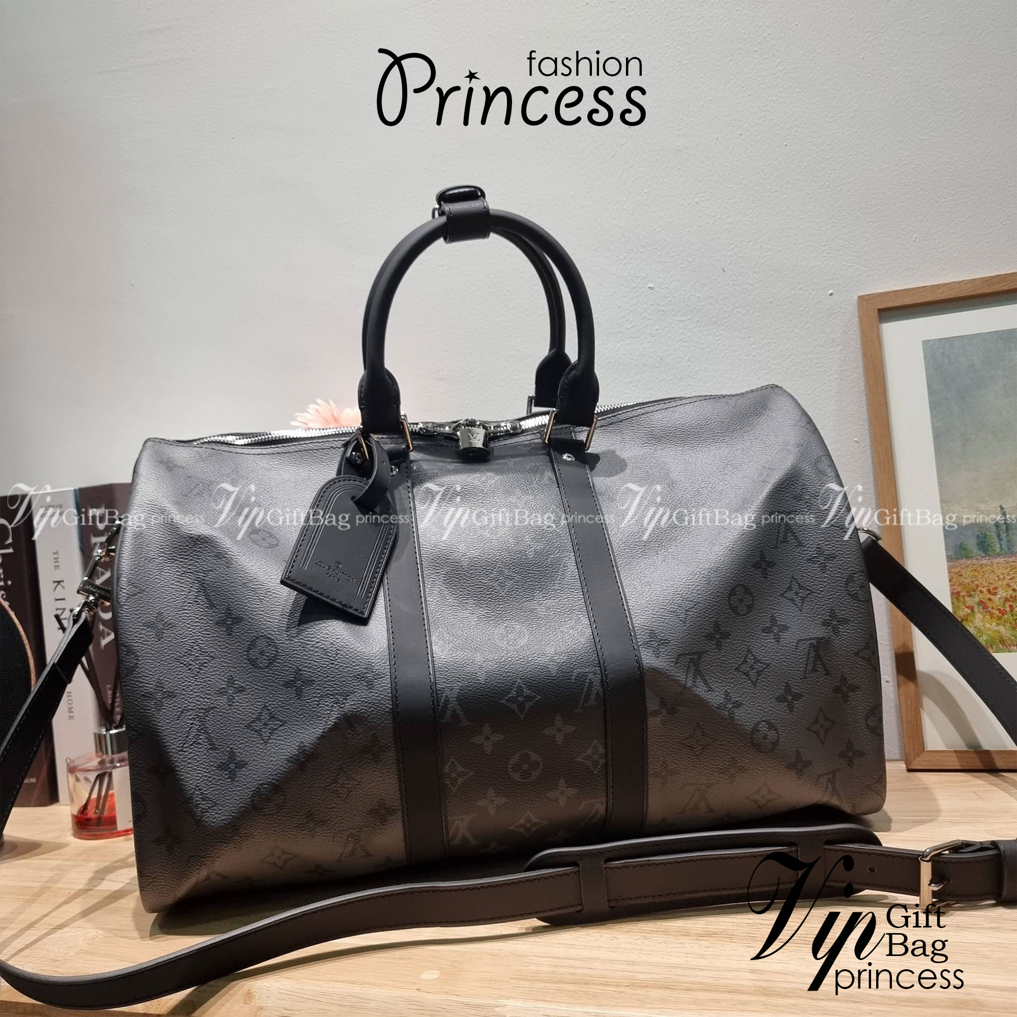 LV KEEPALL BANDOULIERE MONOGRAM ECLIPSE REVERSE กระเป๋าเดินทางสุดคลาสสิค ทึ่ใครๆก็เฝ้ารอ ไอเท็มที่จะทำให้การเดินทางไม่ธรรมดาอีกต่อไป ด้วยดีเทลความเป็นเอกลักษณ์ เรียบแต่หรู วัสดุหนังแคนวาสคุณภาพดี ลวดลายโมโนแกรม เปิด-ปิดด้วยซิปแน่นหนา มีกุญแจล็อคได้ มีสายส