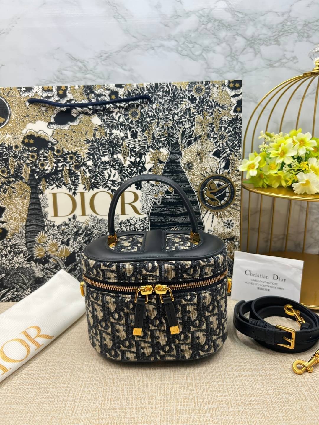 Small Dior Travel Vanity Case / Dior vanity 16cm กระเป๋าทรงกล่องใบเล็กกะทัดรัด ดีไซน์สวยโดดเด่น มีหูจับในตัว ภายในเป็นช่องโล่งสำหรับจัดเก็บสิ่งของเล็กน้อย เป็นอีกหนึ่งไอเท็มที่ไม่อยากให้พลาดเลยน้า