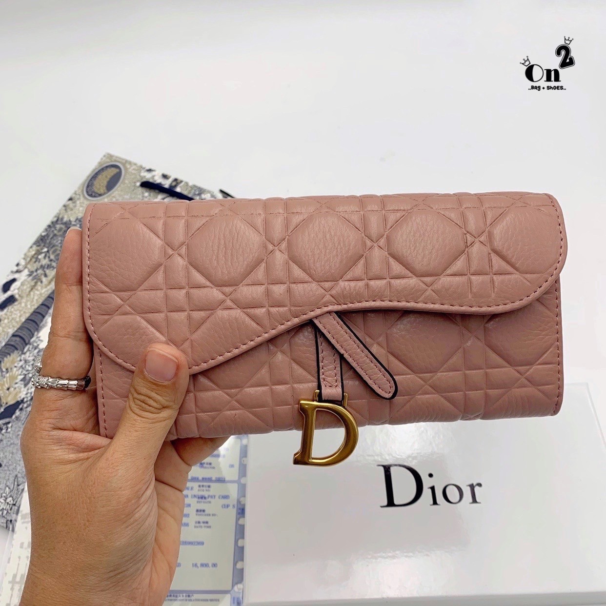 Dior Long Wallet กระเป๋าสตางค์ใบยาว เปิดหน้าทรงเคิร์ป สวยหรู งานหนังนิ่มฟู มาพร้อมอะไหล่สีทองหรูหรา ด้านในมี 3 ช่องใช้งาน งานจริงคือสวยมาก มาให้สาวๆเลือกใช้กัน 3 โทนสี ราคาดีย์มากกน้าาา