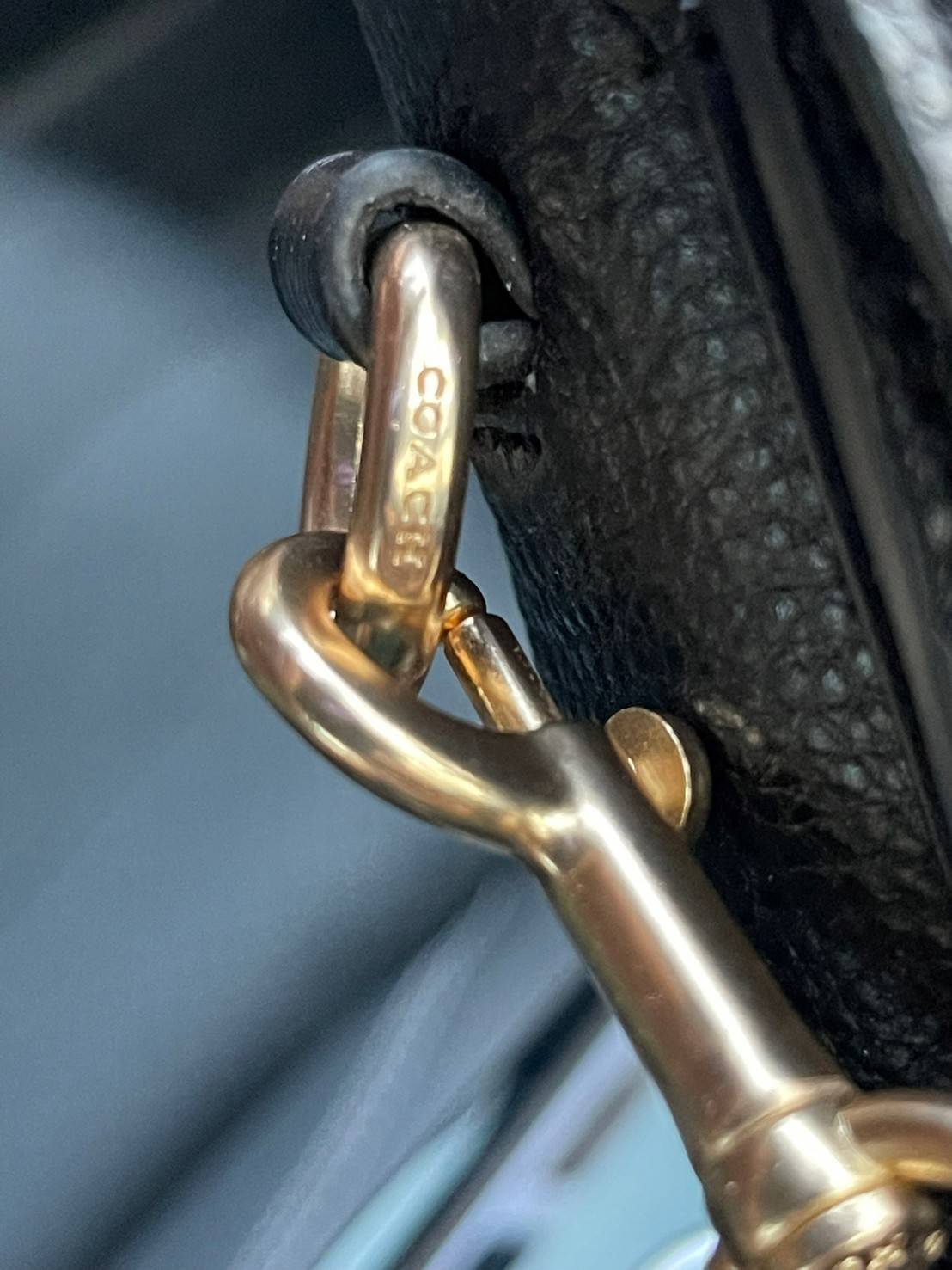 COACH JADE SADDLE BAG 91084 จุดเด่นคือ การออกแบบให้กระเป๋าเป็นรูปทรงที่โค้งมนตามสไตล์โฮโบ (Hobo Style) ผสมผสานกับความสวยงามของโลโก้ด้านหน้าอันเป็นเอกลักษณ์ สายสะพายข้างที่สามารถปรับระดับได้ สวยสะดุดตา ดูแลง่าย นอกจากนี้ คุณยังสามารถนำไป Mix & Match กับการ