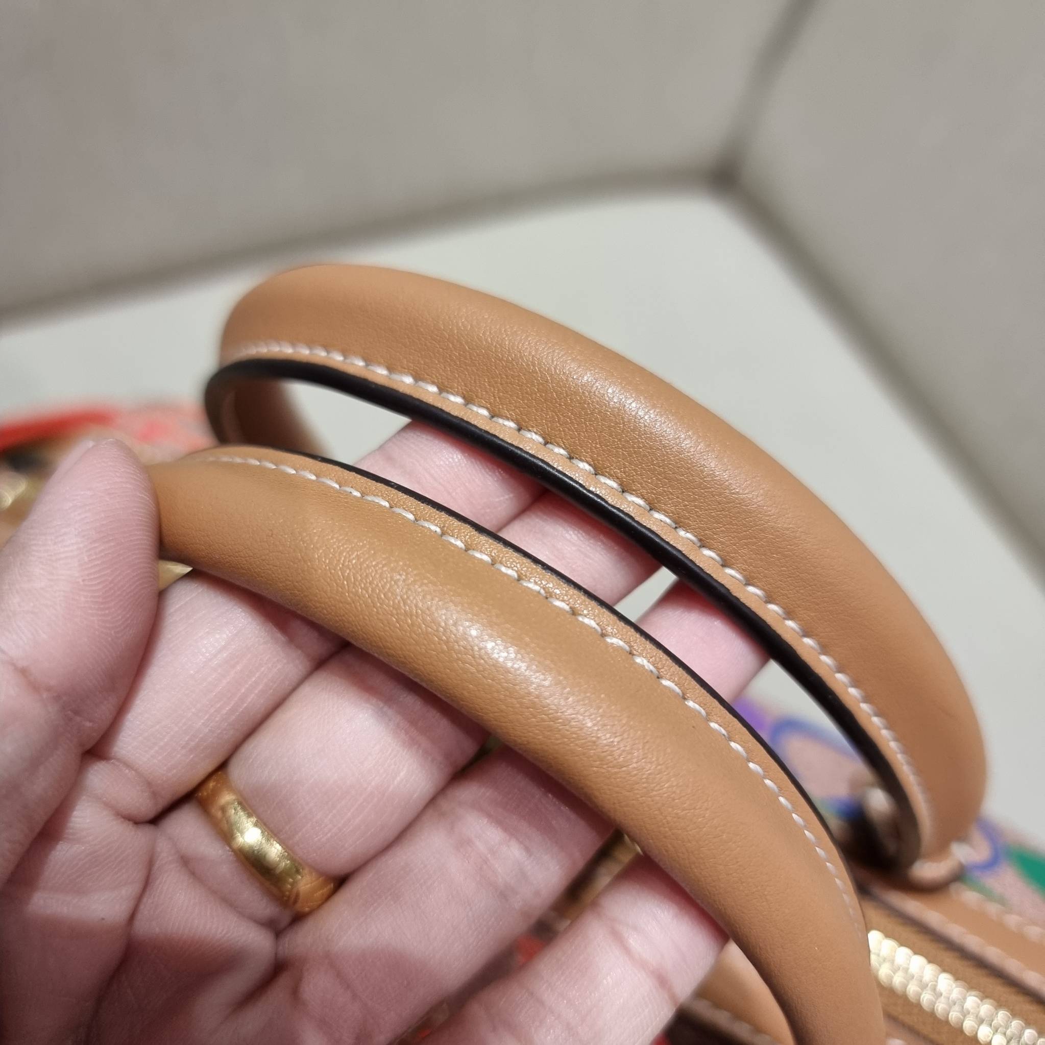 COACH C4396 ROWAN SATCHEL IN RAINBOW SIGNATURE CANVAS กระเป๋าทรงหมอนยอดฮิต คอลเลคชั่นที่สวยโดดเด่น ด้วยดีไซน์เรนโบว์ สดใส!! รูปทรงสวยงาม คลาสสิค และใช้งานได้อย่างกระฉับกระเฉง วัสดุหนังแคนวาสเคลือบลาย ทนทาน ภายในโล่งกว้าง มีช่องซิปและแบ่งสัดส่วนได้ลงตัว บอ