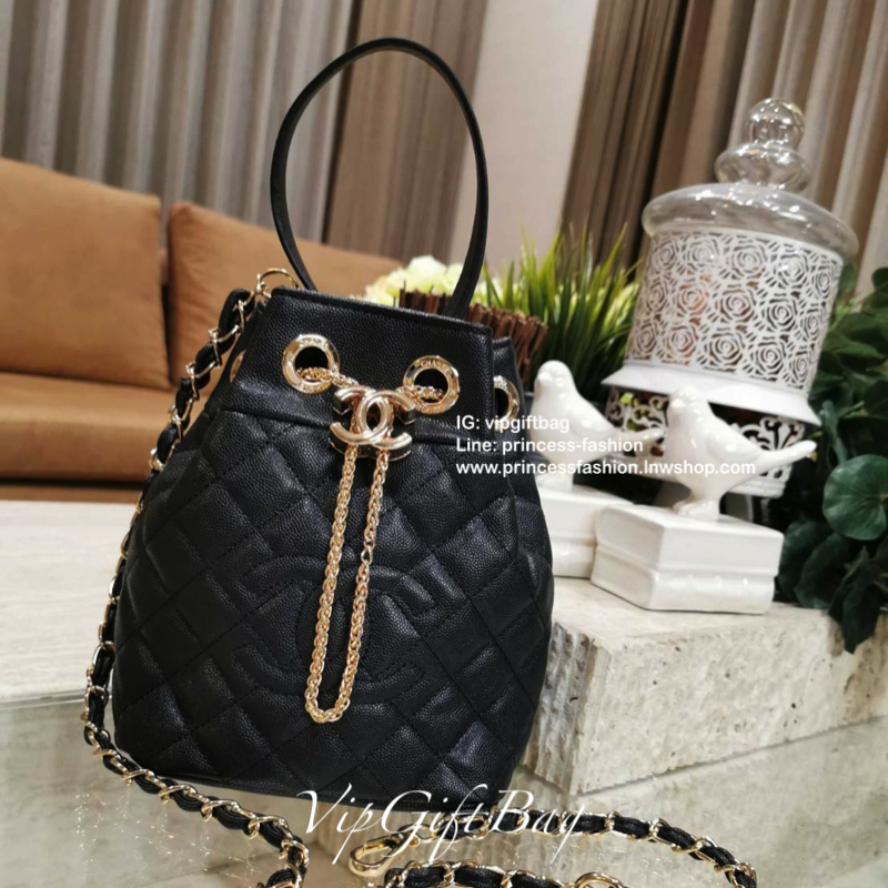 Chanel Crossbody Bag With Chain VIP Gift With Purchase (GWP) รุ่น Limited พรีเมี่ยม Chanel Perfume Counter ทรง Bucket Bag วัสดุหนังคาเวียร์ลายตารางเปิดปิดแบบDrawstringและแถบหนังคาดกลางประดับอะไหล่แบรนด์สีทอง ภายในมีโลโก้และช่อง1ซิป หัวซิปแบรนด์ ใส่มือถือ 