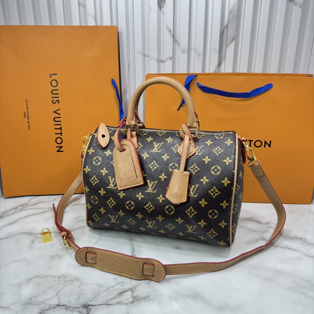 ORI หนังแท้ | LV Speedy P9 Bandoulière 30 Bag กระเป๋าสะพายทรงหมอนสปีดี้ใบใหญ่ คอลใหม่ล่าสุดหรูหราโดดเด่น แต่งลายนูนเพิ่มเท็กเจอร์เต็มใบ รูปทรงใช้งานง่ายสวยตลอดกาล