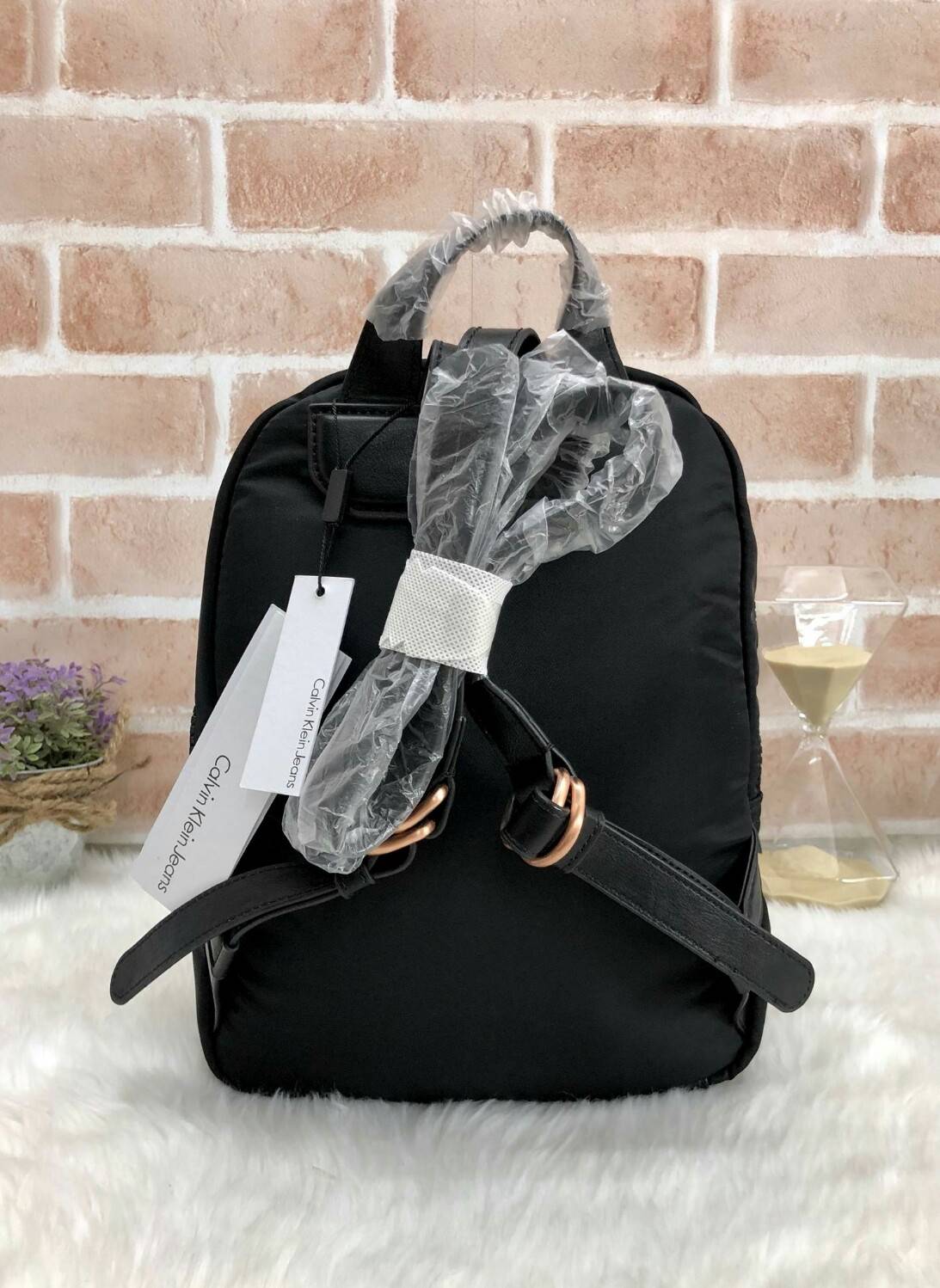 Calvin Klein Nylon Mini Backpack - New arrival !!! กระเป๋าสะพายหลัง วัสดุ nylon คุณภาพดี เนื้อผ้าลื่นแวว - ด้านหน้าติดโลโก้แบรนด์ มีช่องใส่ของจุกจิก 2 ช่อง - เปิดปิดกระเป๋าด้วยซิปคู่ ที่จับเป็นหนัง ช่องหลักภายใน โล่งกว้าง จุได้เยอะค่ะ