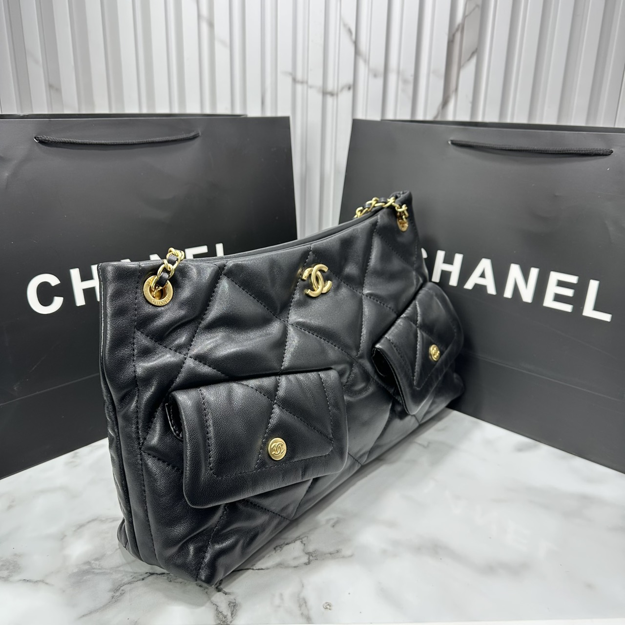 ORI หนังแท้ | Chanel shopping bag Shiny Leather Black / Chanel Tote Bag 36cm กระเป๋าสะพายทรงโท้ทใบใหญ่ ภายในโล่งกว้างจุของได้เยอะ คอลเลคชั่นฤดูใบไม้ร่วง-ฤดูหนาว 2025/26 ถ่ายทอดเสน่ห์เย้ายวนเหนือกาลเวลา