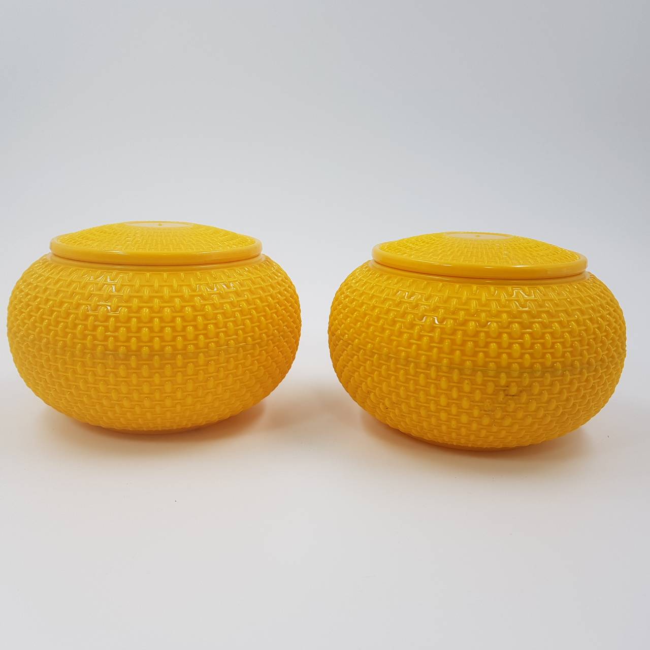 เม็ดหมากล้อมเมลามีนนูนสองด้านและโถพลาสติกสีเหลือง