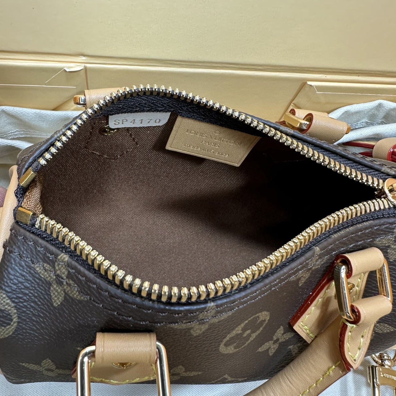 LV Nano Speedy bag Monogram Canvas กระเป๋าสะพายสปีดี้ไซส์มินิ ปุ๊กปิ๊กน่ารัก สวยหรูดูดี ดาราเซเลปใช้เพียบ รุ่นที่สวยงามตลอดกาล สาวๆ ควรมีติดไว้ซักใบ งานจริงสวยดูแพงมากค่า