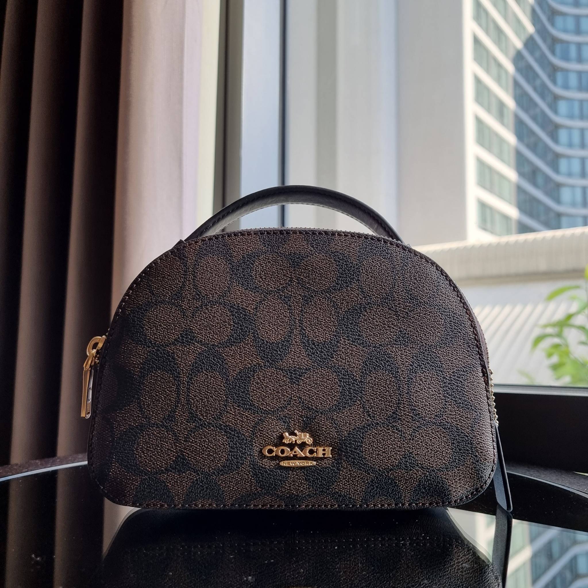 OUTLET 】COACH 1591 SERENA SATCHEL IN SIGNATURE CANVAS กระเป๋าสะพายคอลเลคชั่นยอดฮิต ดีไซน์ลุคผู้ดี ต้องยกให้น้องใบนี้เลย!! จัดสีขายดี สีลุคคุณหนูมาให้ สวยตาแตก!! วัสดุหนังแคนวาส เปิด-ปิดด้วยซิป 2 ช่องหลัก ภายในเป็นช่องโล่ง เก็บของได้แบบสบายๆ ใส่มือถือได้ทุ